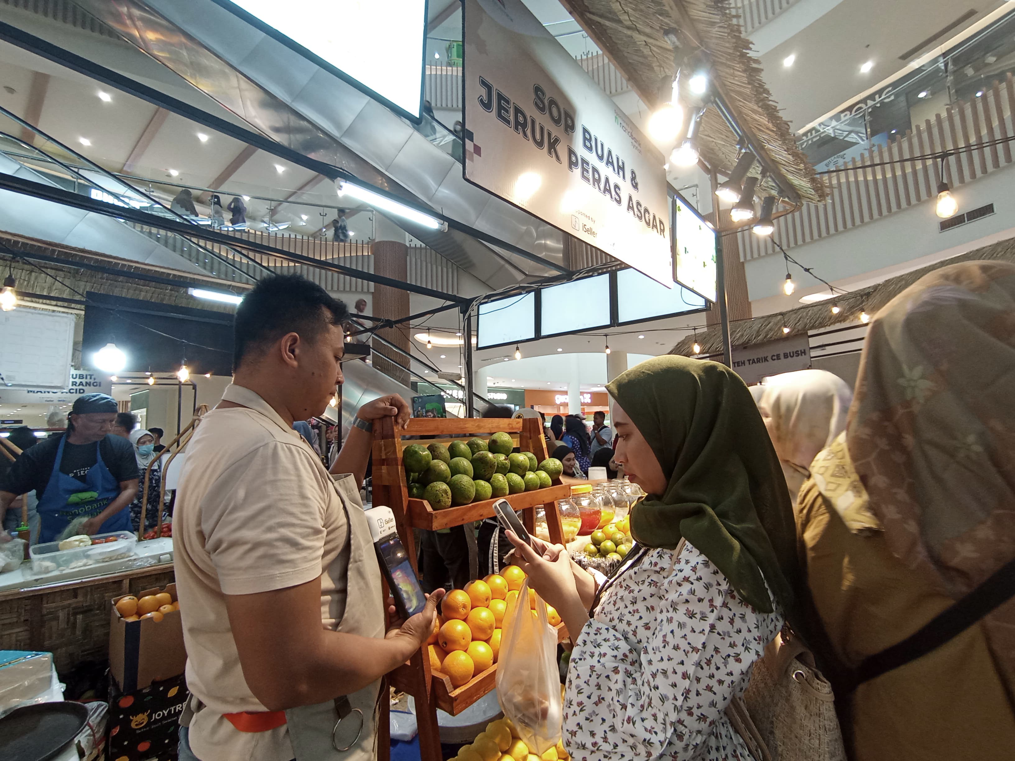 NON TUNAI: Pengunjung Festival Tjap Legende yang melakukan transaksi pembayaran non tunai, di salah satu tenan kuliner otentik Indonesia, di LEM, Jumat (15/11). FERIAL/LOMBOK POST
