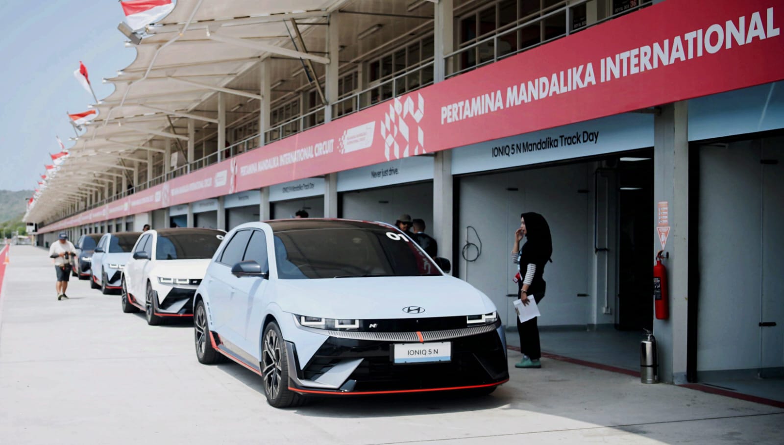 JAJAL SIRKUIT: Sejumlah unit mobil Hyundai Ioniq 5 N berada di area pit walk sebelum menjajal lintasan Sirkuit Internasional Mandalika, Loteng, Jumat (15/11). Dewi/Lombok Post