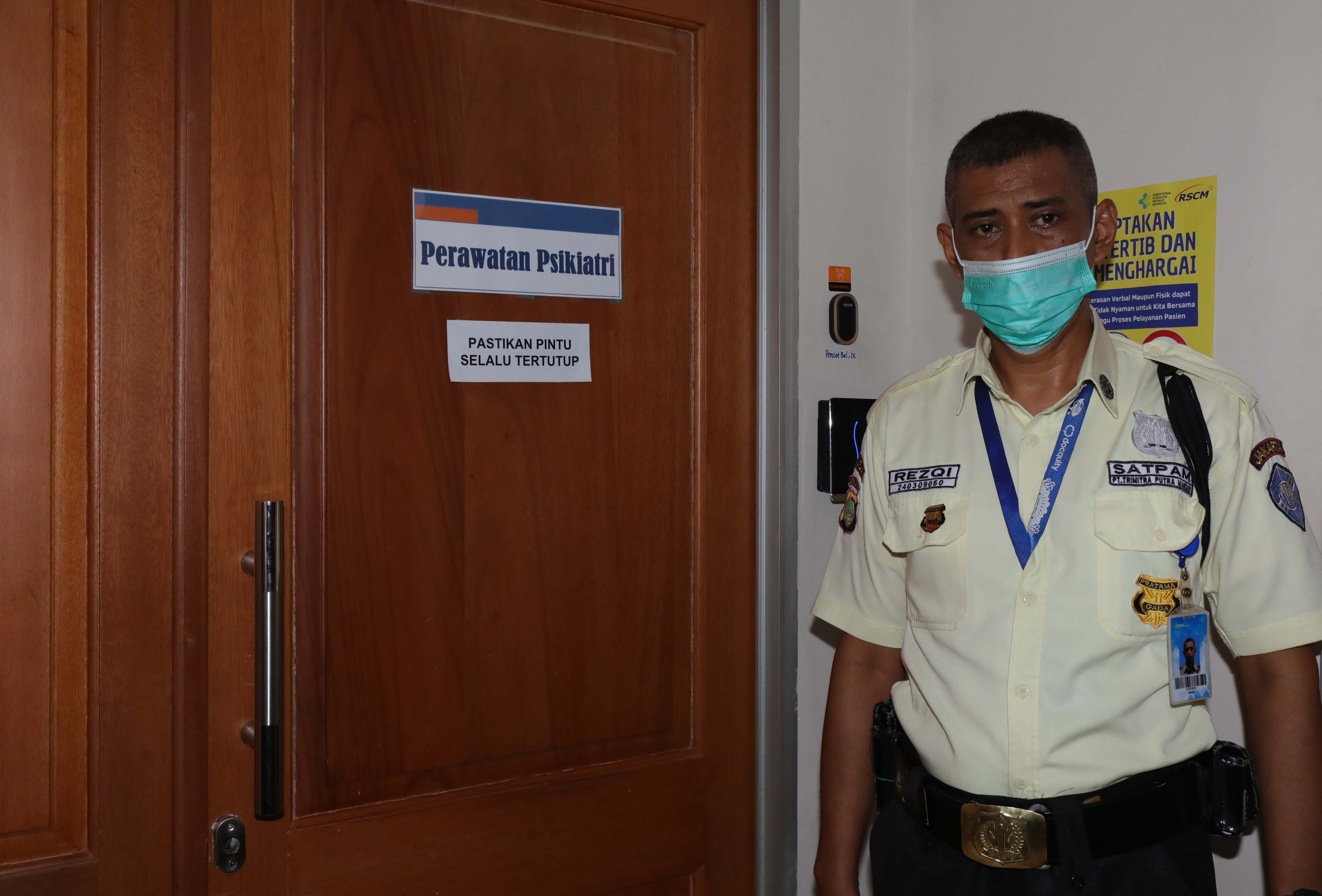 Petugas menjaga ruangan pasien-pasien yang mengalami gangguan mental akibat kecanduan judi online di RSCM, Jakarta, Jumat (15/11/2024). Berdasarkan data RSCM, sepanjang tahun 2024 tercatat lebih dari 100 orang pasien dirawat setelah mengalami gangguan men