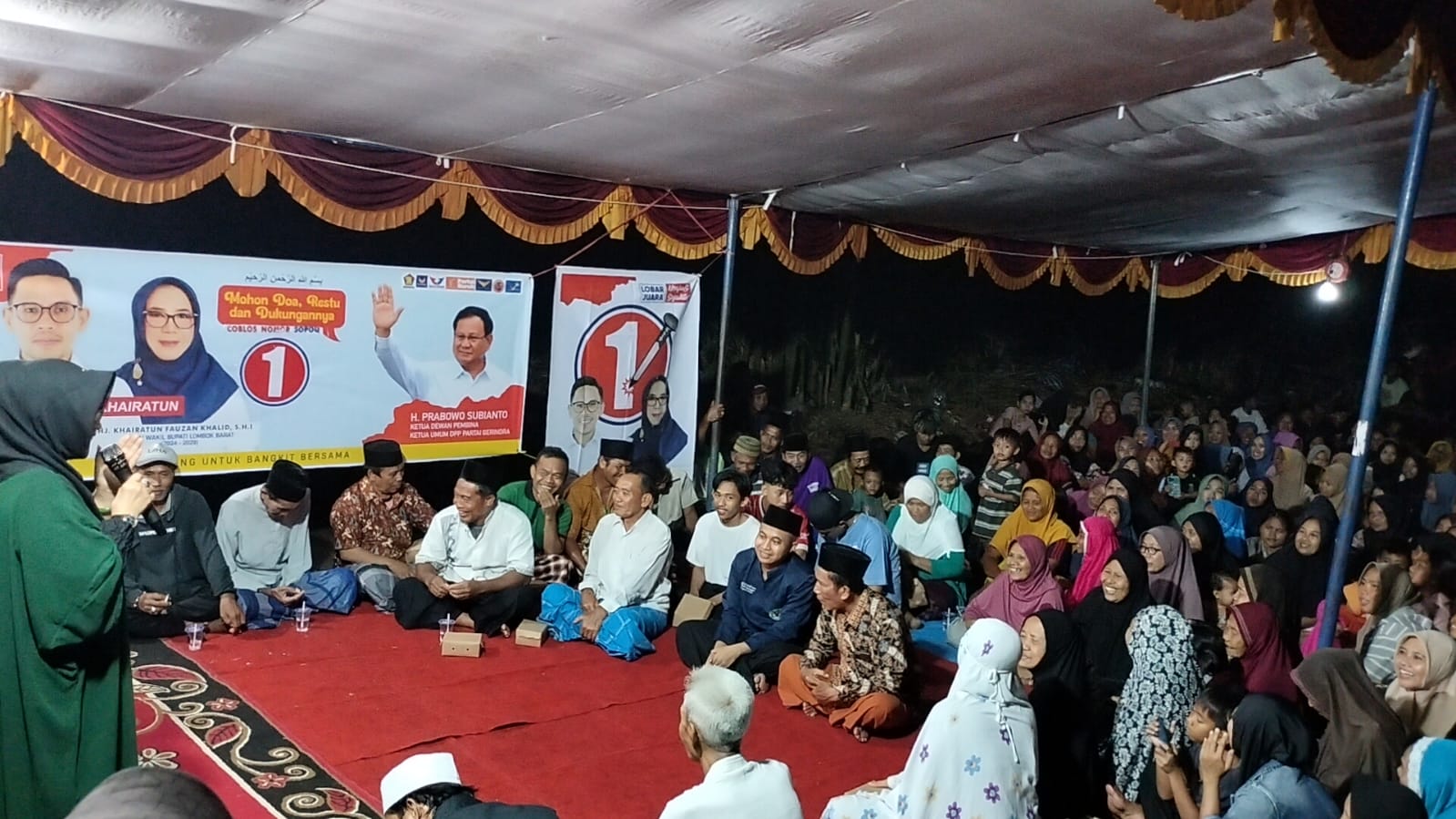 SATUKAN SUARA: Ketua Tim Srikandi Rintun Nanik Zaini Arony (berdiri) menyampaikan orasi di hadapan ratusan warga Teratai, Desa Kediri Selatan, Kecamatan Kediri. TIM FARIN-KHAIRATUN FOR LOMBOK POST