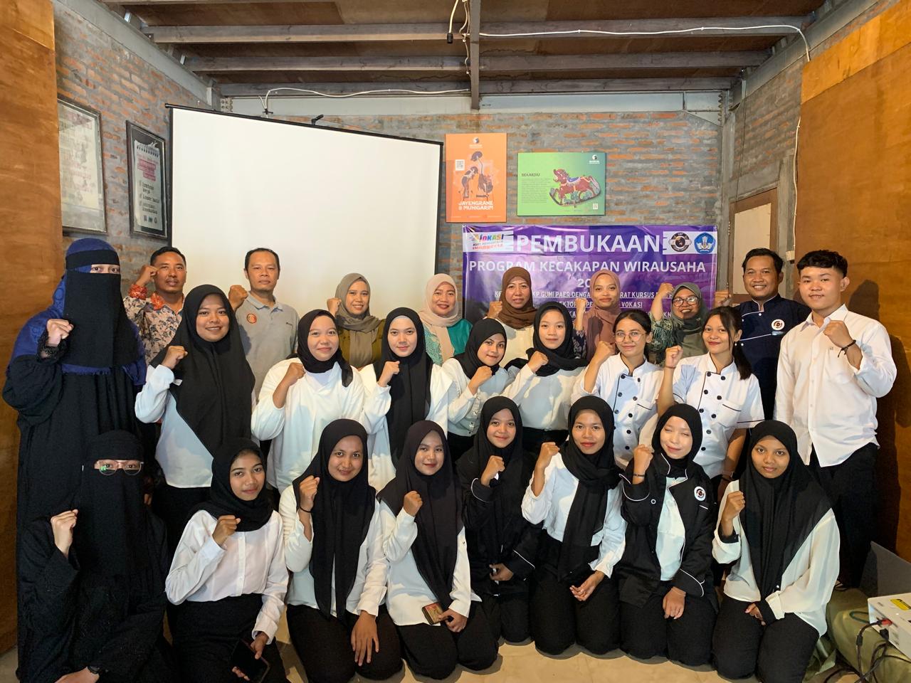 PELATIHAN WIRAUSAHA: Sejumlah anak muda Lombok yang mengikuti pelatihan tata boga di Lembaga Kursus dan Pendidikan Guni Paer Lombok (LKP-GPL), Jumat (15/11). FERIAL/LOMBOK POST