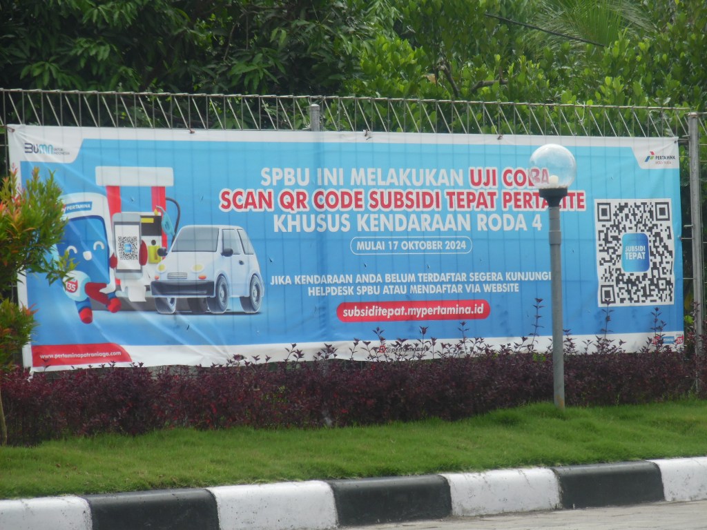 Salah satu SPBU yang ada di Mantang, Loteng memasang imbauan penggunaan QR Code untuk pembelian Pertalite. NURUL/LOMBOK POST