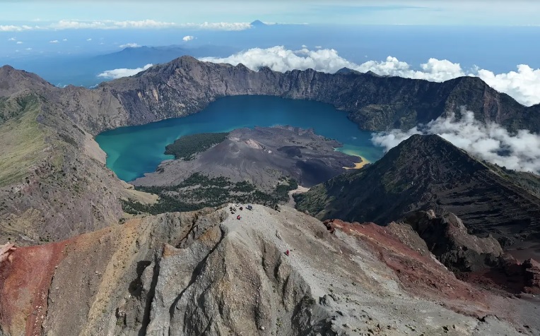 Danau Segara Anak merupakan sisa dari letusan Gunung Samalas yang terjadi pada tahun 1257 M di Lombok. Kemenparekraf for Lombok Post