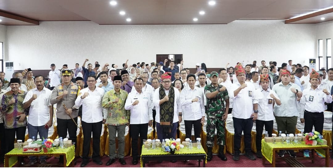 Wamen PKP Fahri Hamzah, Pjs Bupati Sumbawa Najamuddin Amy, Pjs Bupati KSB Julmansyah bersama Forkopimda saat pertemuan di Aula H Madilaoe ADT Lantai III Kantor Bupati Sumbawa, Sabtu (16/11).