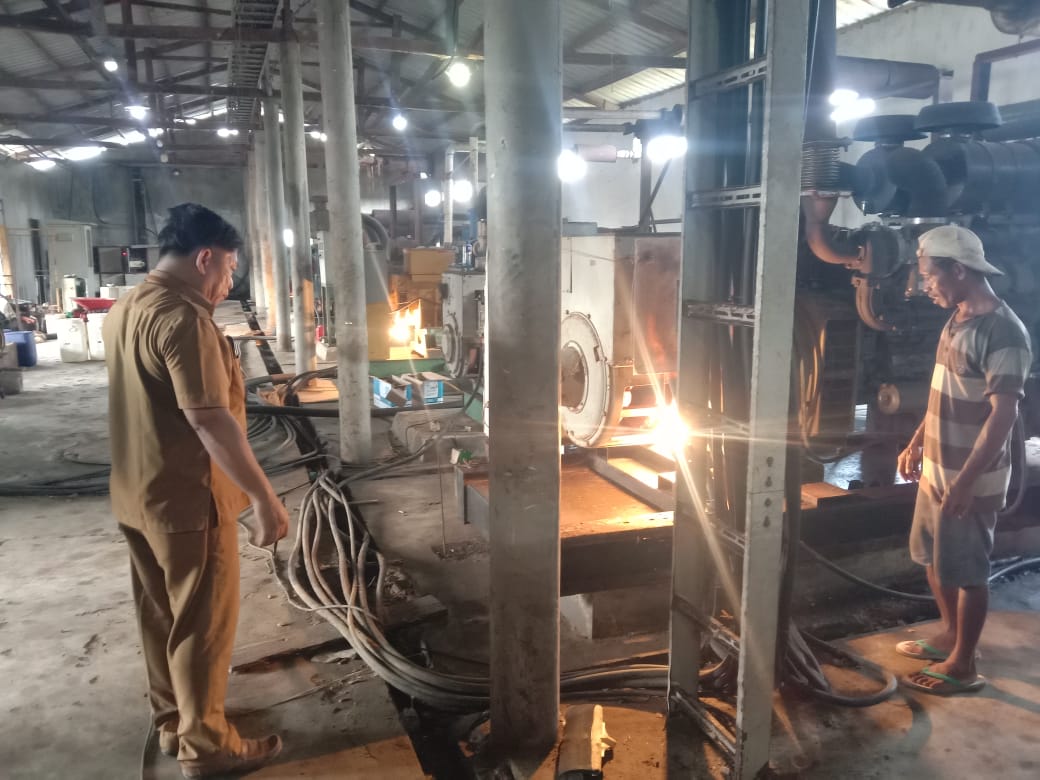Tim Cabang Dinas ESDM Wilayah Pulau Sumbawa saat melaksanakan inventarisasi dan pengawasan fasilitas instalasi genset di Kecamatan Labangka.