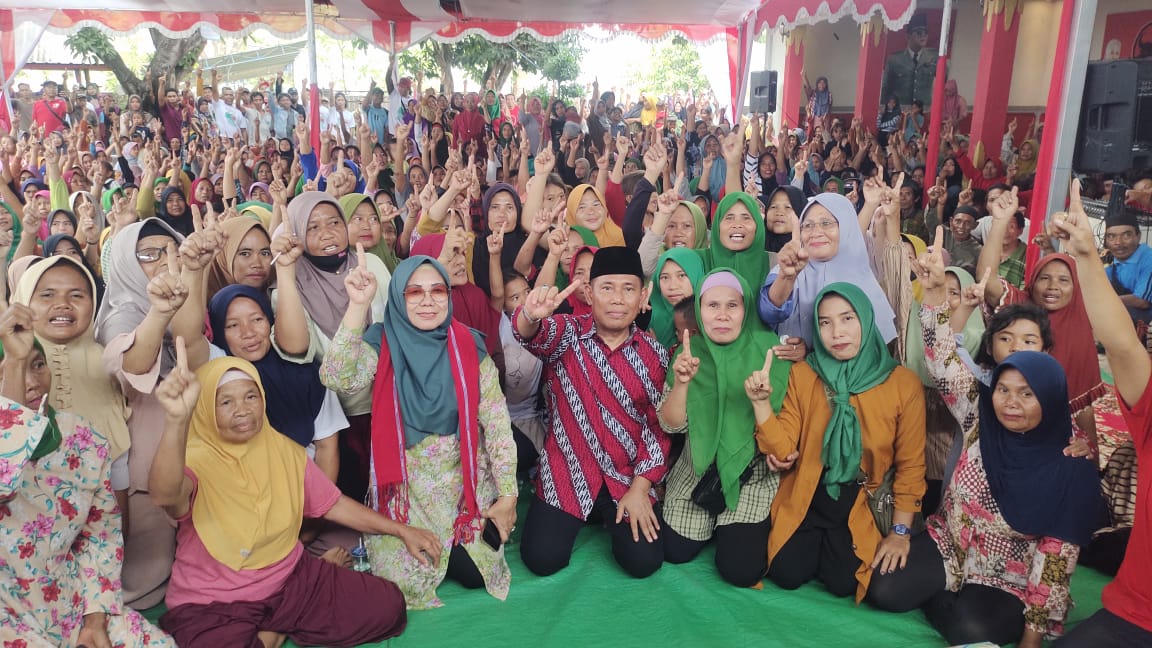 SERAP ASPIRASI: Cawagub NTB HW Musyafirin saat kampanye di Desa Paok Motong, Kecamatan Masbagik. Haji Firin sempat menangis setelah mendengar belum tersentuh program pemerintah. FARUK/LOMBOK POST