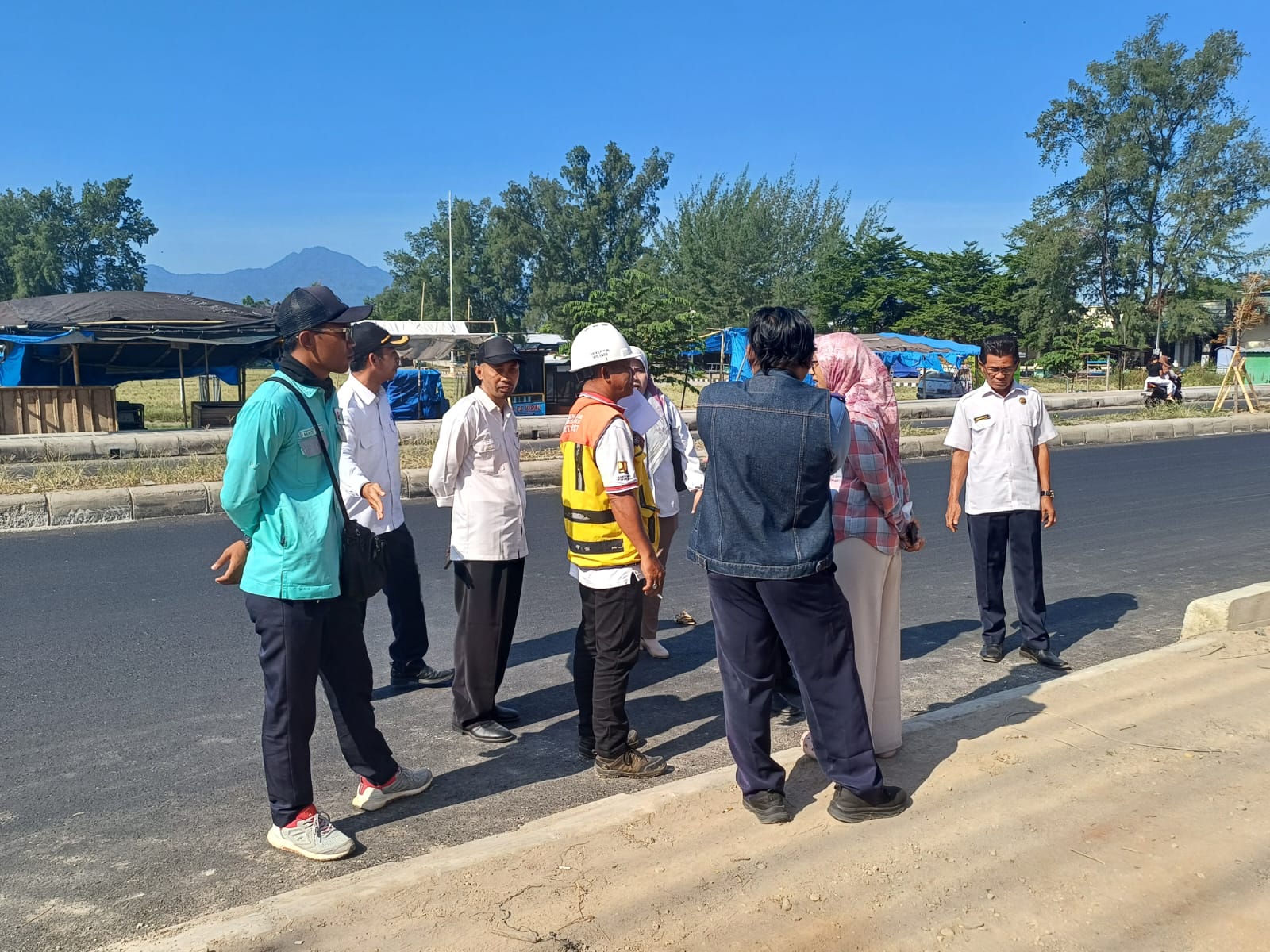 PENGECEKAN: Tim Pemda KLU dan Balai Jalan Nasional saat melakukan pengecekan kondisi pelebaran jalan yang belum dikerjakan, pekan lalu. IST/LOMBOK POST