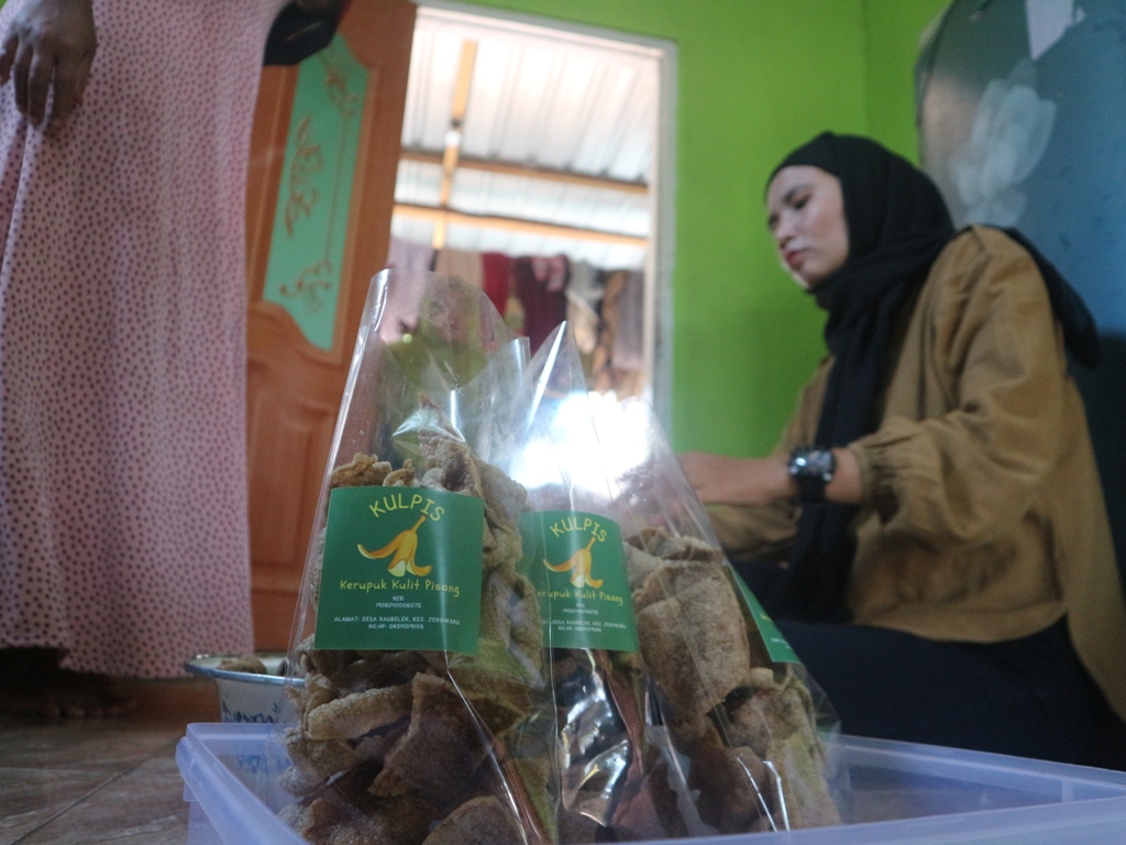 KEMAS: Nanik Rahayu bersama tetangganya saat mengemas kerupuk kulit pisang yang telah digoreng untuk dijual. SUPARDI/LOMBOK POST