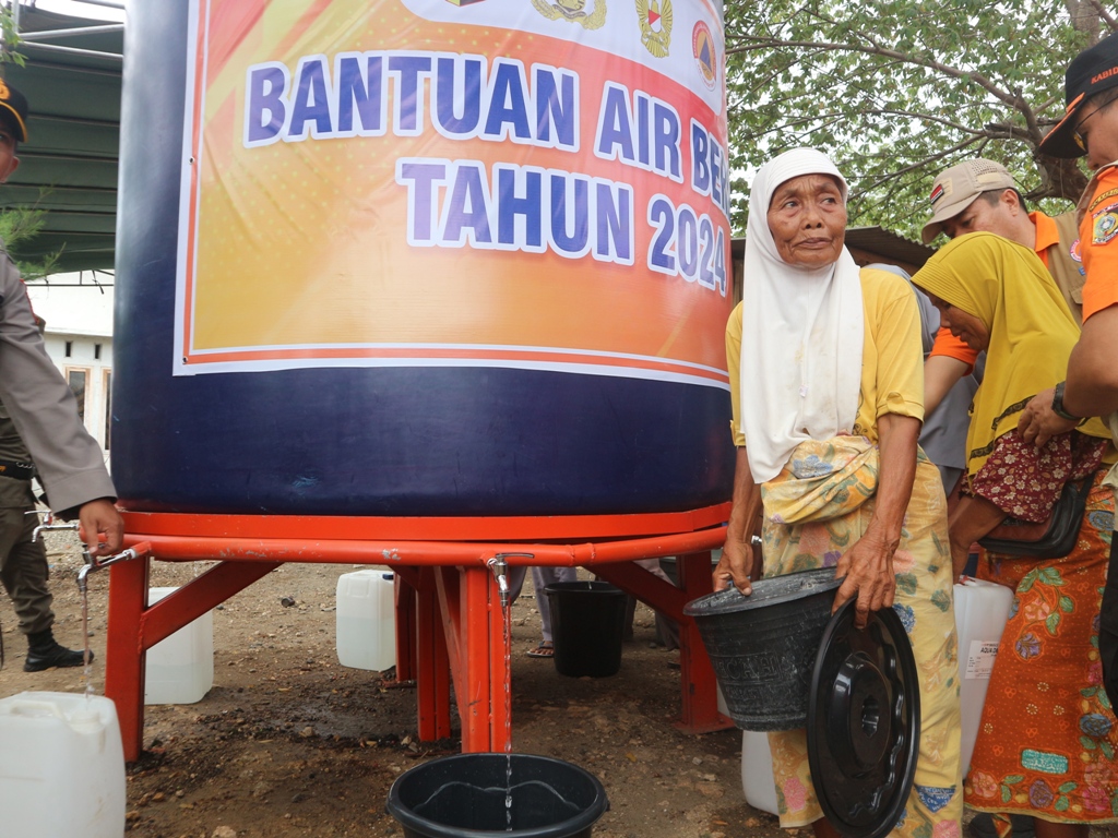 SALURKAN: Masyarakat Desa Sekaroh, Kecamatan Jerowaru, Lombok Timur mendapat bantuan air bersih dan tandon untuk mengatasi kekeringan. SUPARDI/LOMBOK POST