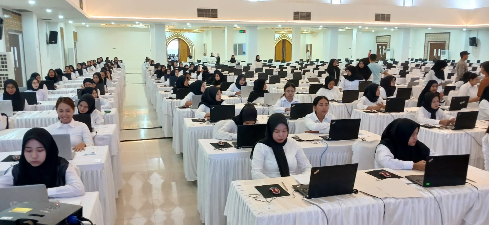 Peserta bersiap mengikuti tes SKD CPNS lingkup Pemprov NTB, yang terpusat di UPT Asrama Haji Embarkasi Lombok, beberapa waktu lalu. (DOK/LOMBOK POST)