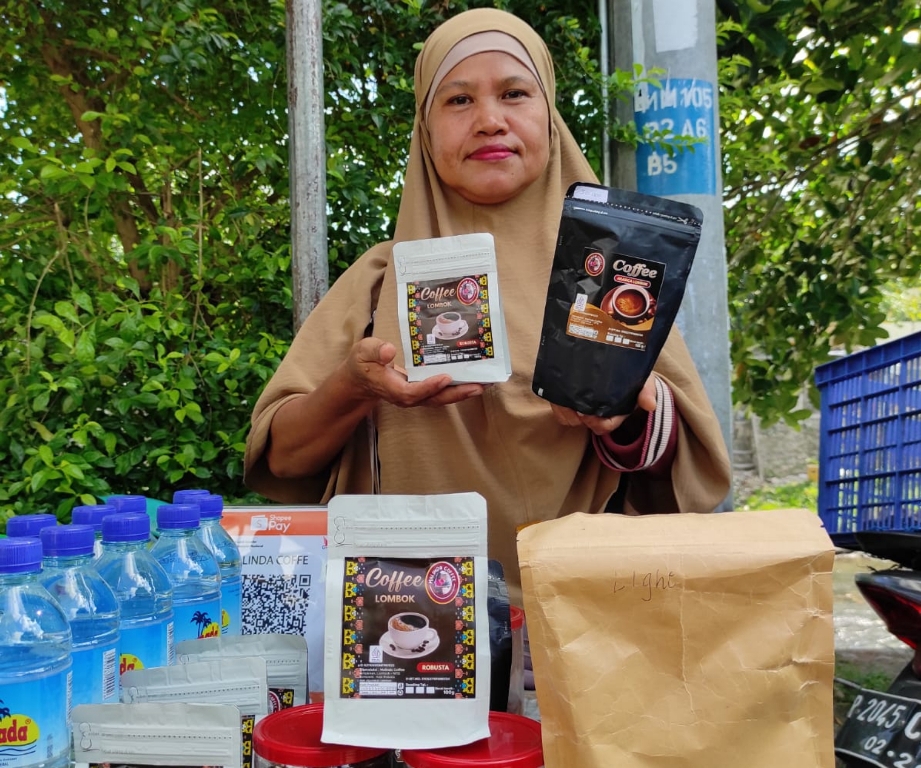 EKSPANSI PRODUK: Salah satu pelaku usaha kopi Lombok, UMKM Malindo Coffee yang mengikuti bazar pasar murah, beberapa waktu lalu. FERIAL/LOMBOK POST