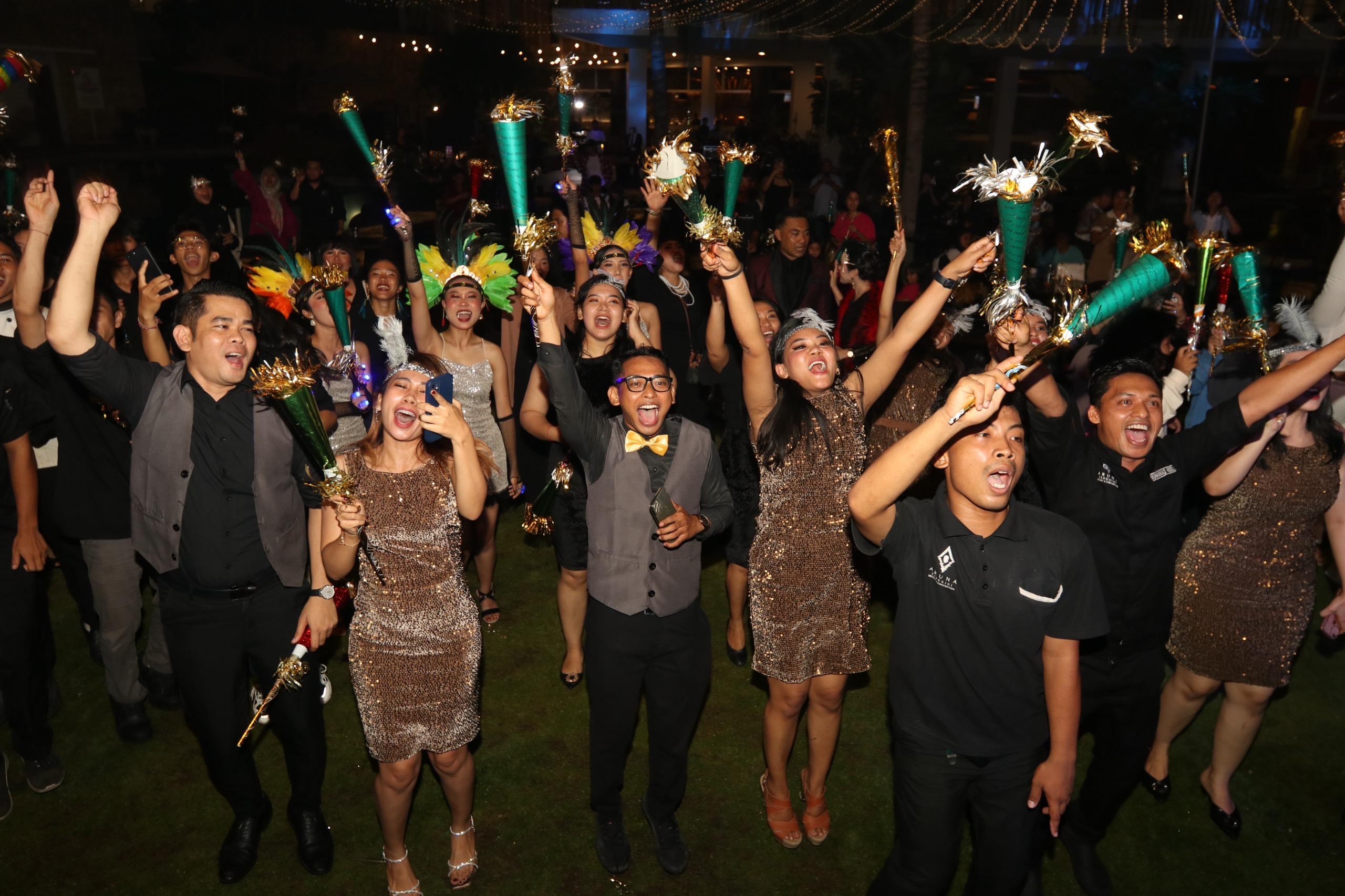 HITUNG MUNDUR: Keseruan tamu Hotel Aruna Senggigi  saat ikut party hitung mundur Tahun Baru 2023 lalu. Aruna Senggigi Resort For Lombok Post