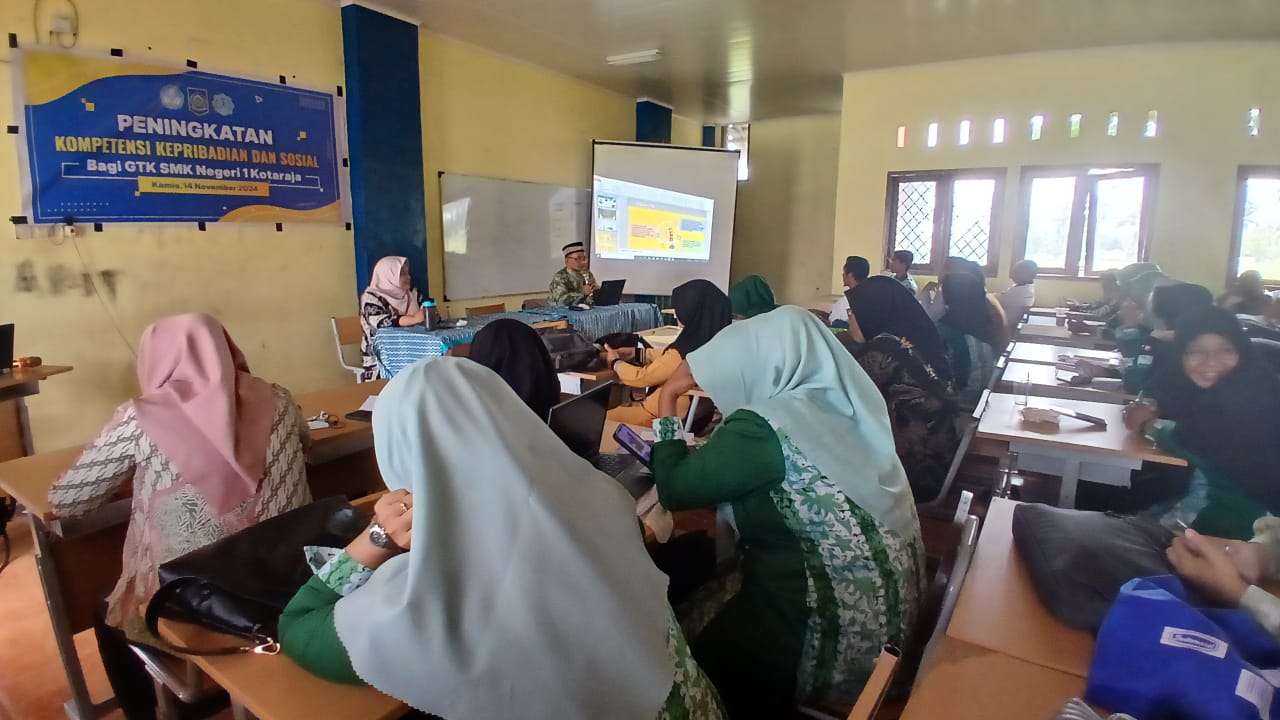 TINGKATKAN KOMPETENSI: Puluhan guru dan kepala sekolah mengikuti rapat dinas dan dialog interaktif terkait peningkatan kompetensi kepribadian dan sosial bagi GTK di Ruang Multimedia SMKN 1 Kotaraja.