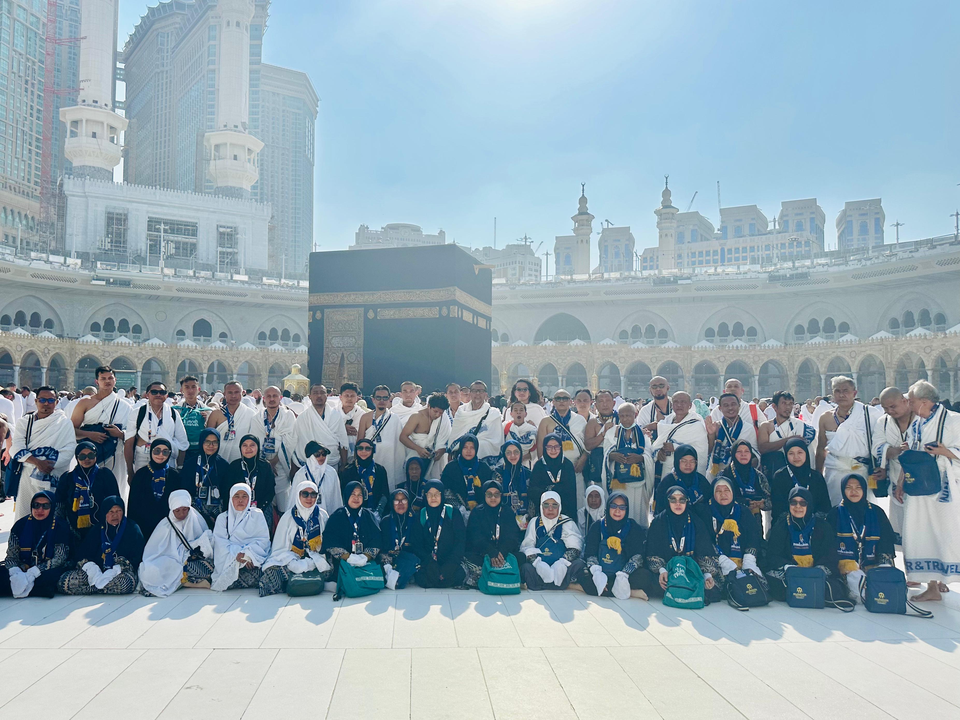 SEMOGA MABRUR: Rombongan jamaah umrah Bank NTB Syariah bersama Muhsinin Tour and Travel berfoto bersama di depan Kakbah sebelum kembali ke Tanah Air. Muhsinin for Lombok Post