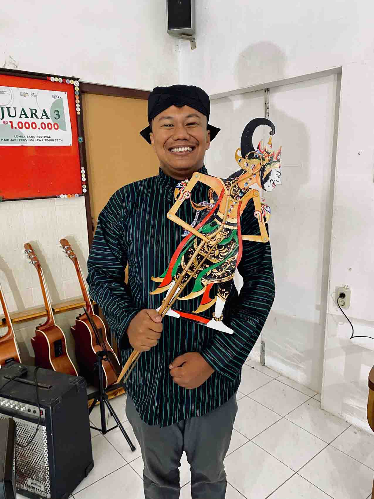 GIGIH: Astrid Wangsagirindra Pudjastawa dalam kegiatan penelitian budaya wayang Malangan. Awang for Jawa Pos