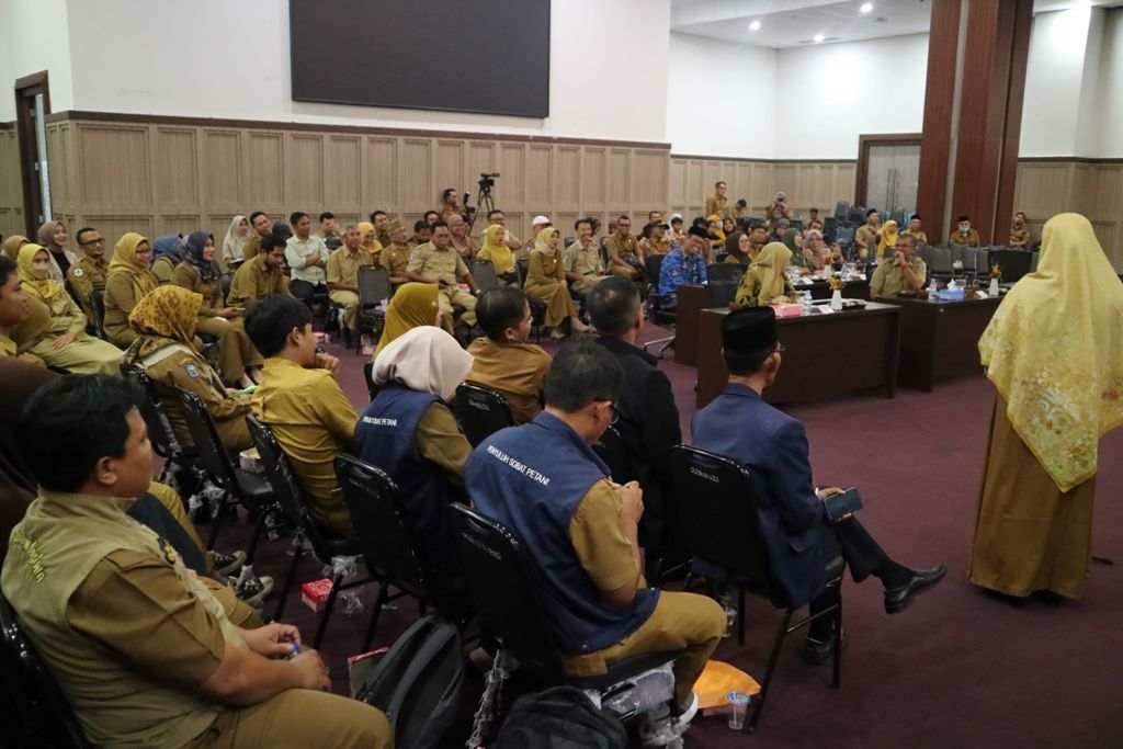 GALI POTENSI INOVASI: Para dewan juri menyaksikan dengan seksama pemaparan para peserta Grand Final LIGA SINOVA 2024 di ballroom kantor bupati, Senin (18/11). Dewi/Lombok Post