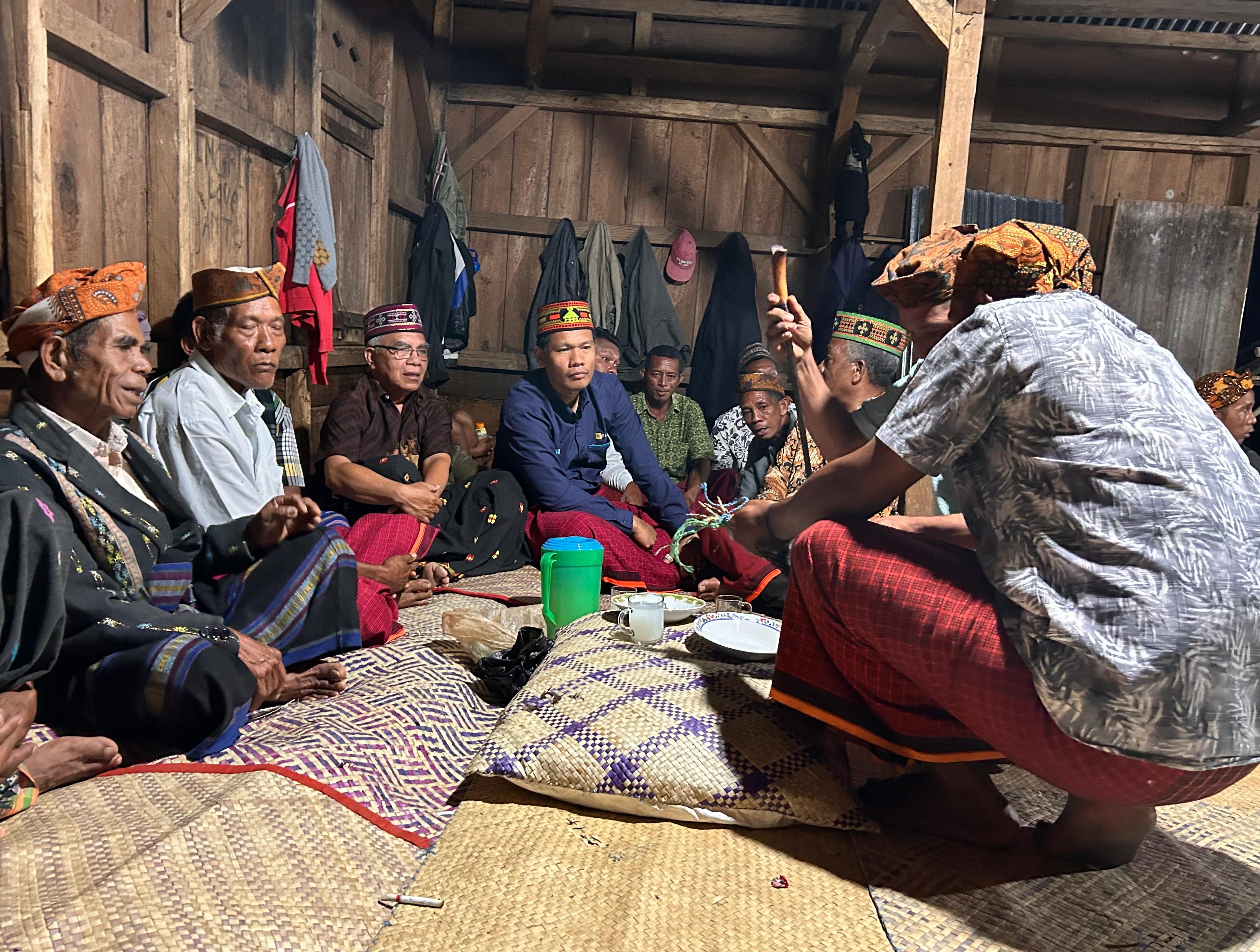 Prosesi adat Penti di Poco Leok, Manggarai, NTT, yang dihadiri pihak PLN.