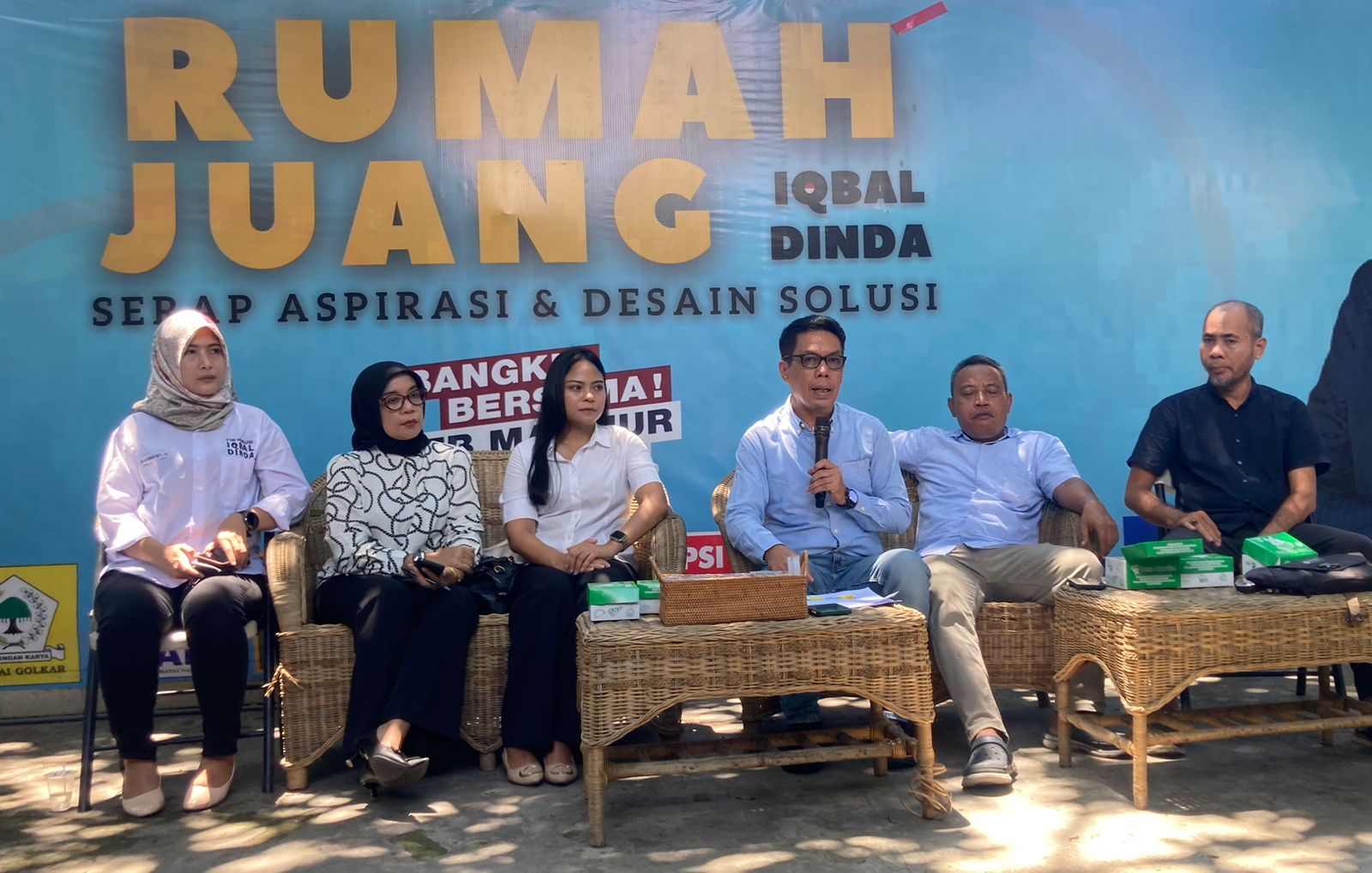 KONFERENSI PERS: Juru bicara Iqbal-Dinda Adhar Hakim (tiga dari kanan) menerangkan rencana kampanye akbar Iqbal-Dinda di 21 dan 23 November 2024. Fatih/Lombok Post