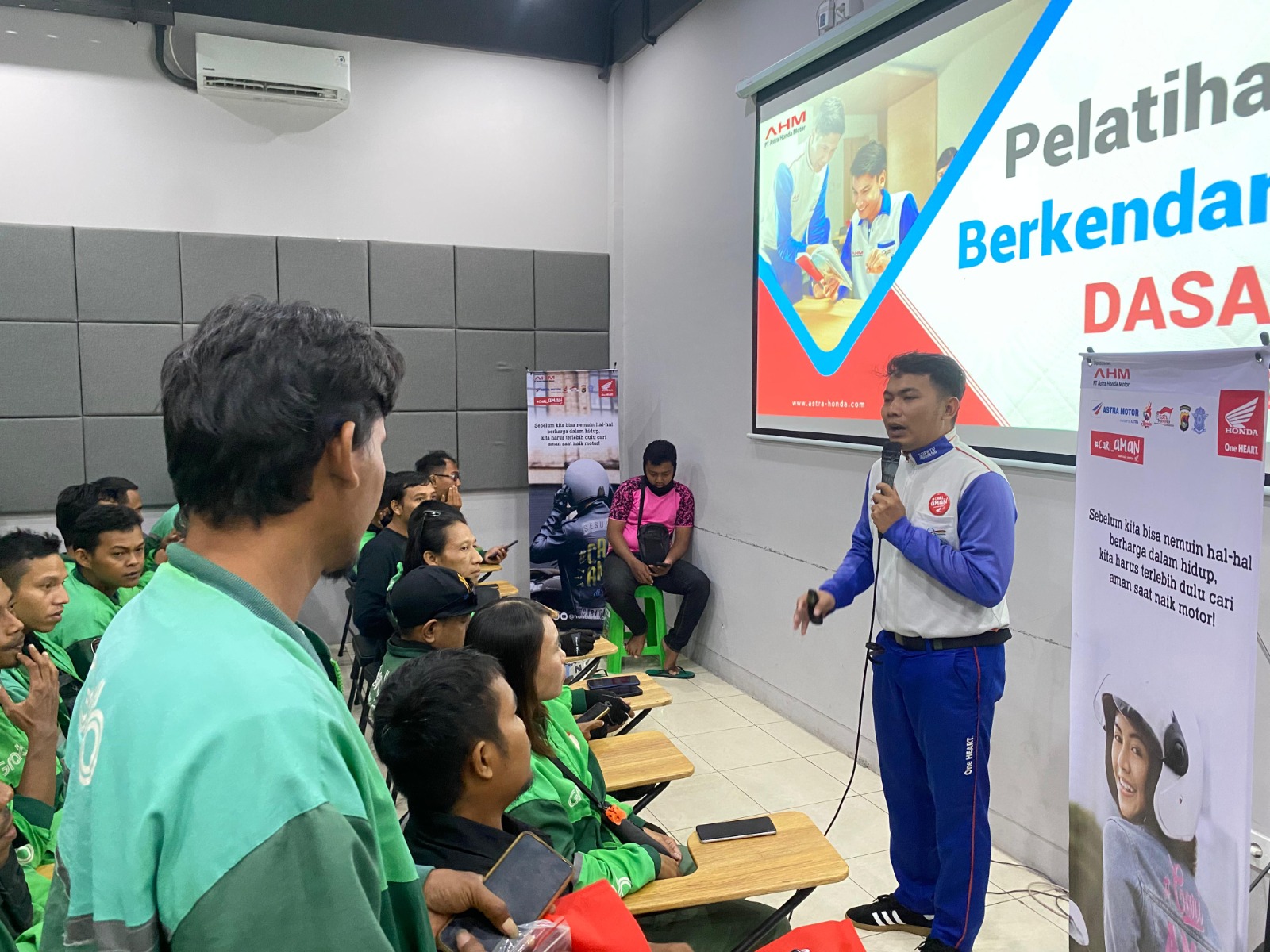 EDUKASI: Tim safety riding Astra Motor NTB saat sosialisasi tips berkendara di kantor Grab Mataram, beberapa waktu lalu. HONDA FOR LOMBOK POST