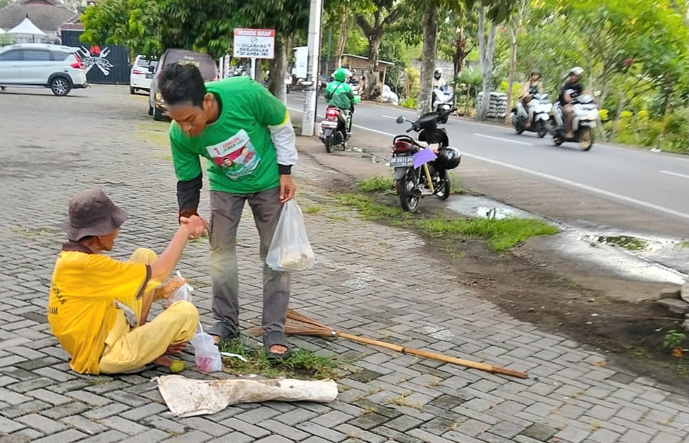 GERAKAN KEBAIKAN: Sejumlah Relawan Hijrah saat membagikan makanan kepada para tunawisma yang ada di Kota Mataram.