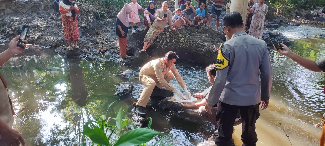 Polisi dan tim medis melakukan olah TKP penemuan mayat bayi yang diduga korban aborsi di saluran sungai Kelurahan Gerantung, Kecamatan Praya Tengah, Lombok Tengah, Senin (18/11).