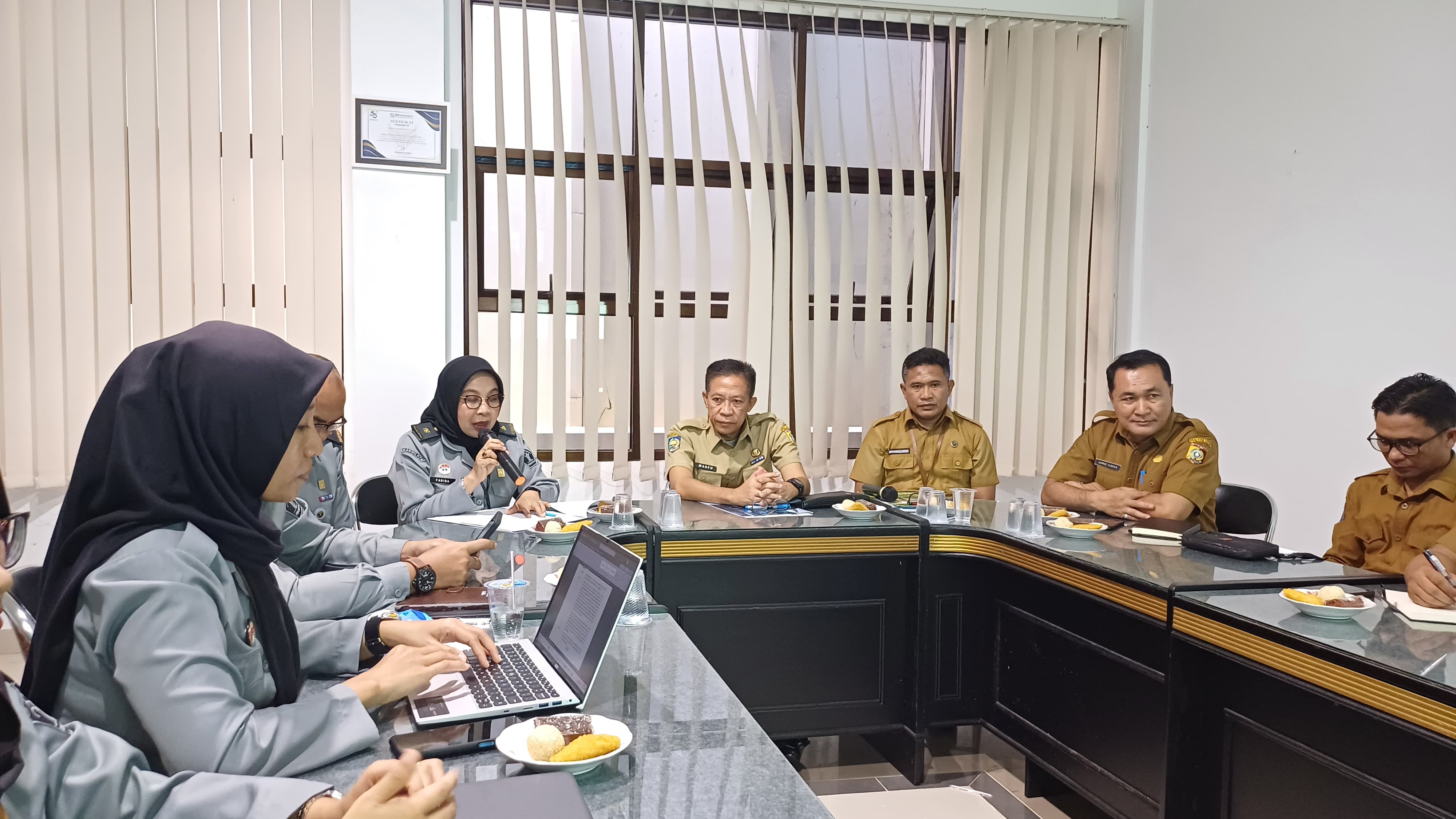 PEMAPARAN: Kepala Divisi Pelayanan Hukum dan HAM Kanwil Kemenkumham NTB Farida saat kegiatan koordinasi dan pembahasan nota kesepakatan antara Kanwil Kemenkumham NTB dengan Pemkab Lotim, Senin (18/11)