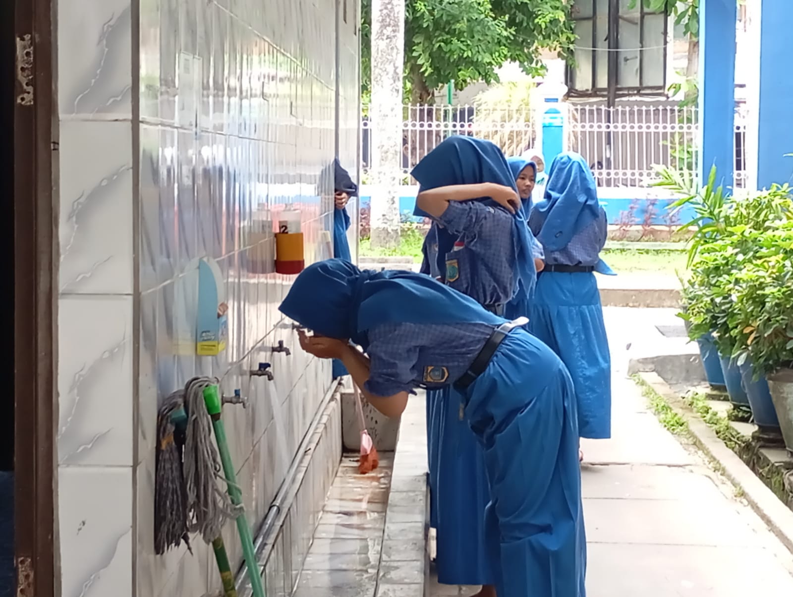 KAWASAN BEBAS ROKOK: Siswa SMPN 15 Mataram berwudhu untuk melaksanakan salat duhur di sekolah setempat, pekan lalu. ROJAI/LOMBOK POST