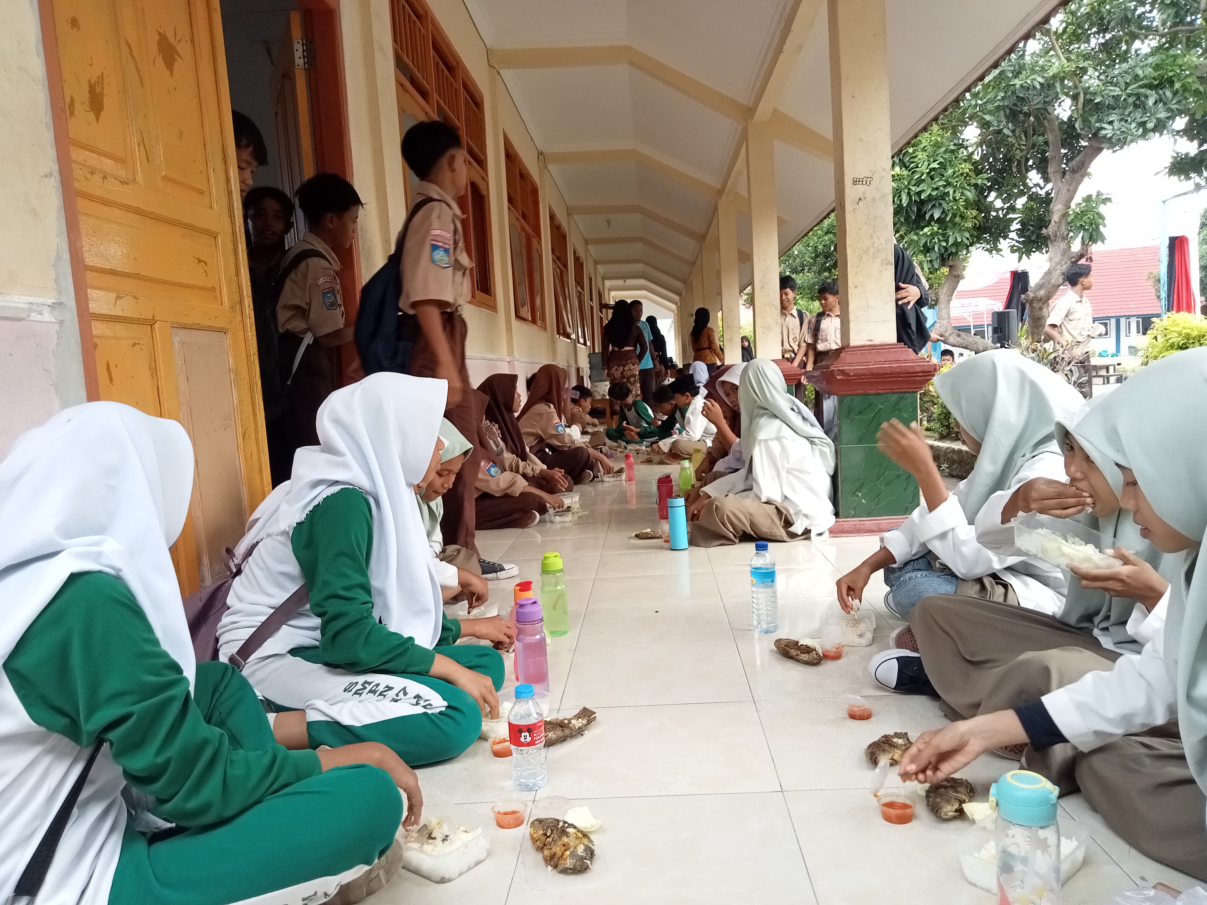 GEBYAR GSS: Siswa SMPN 17 Mataram sarapan bersama pada Gebyar GSS di sekolah setempat, Sabtu (16/11) lalu. ROJAI/LOMBOK POST