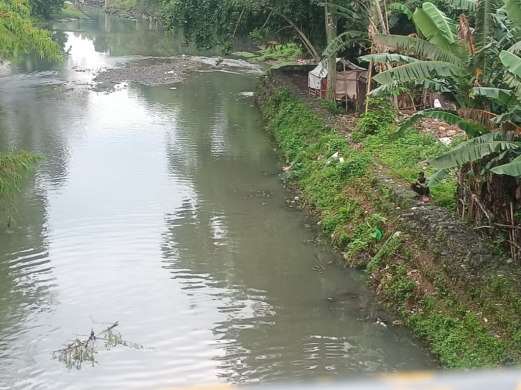 BELUM DIPASANGKAN BERONJONG: Seorang warga duduk memancing ikan di pinggir Sungai Jangkuk, Selasa (19/11). HARLI/LOMBOK POST