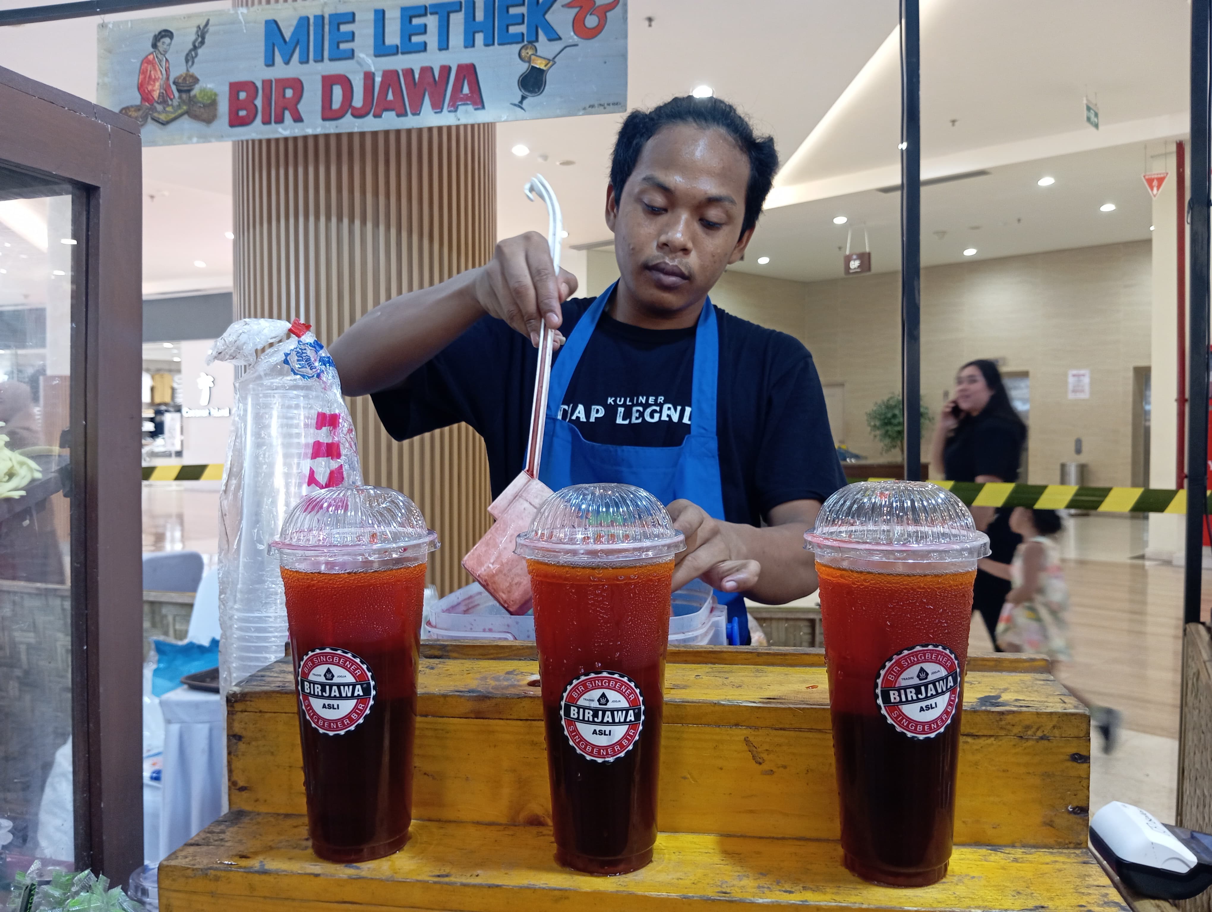 UNIK DAN MENYEHATKAN: Minuman Bir Jawa yang unik dan menyehatkan dalam festival kuliner Tjap Legende, di atrium LEM, Sabtu (16/11). Ferial/Lombok Post