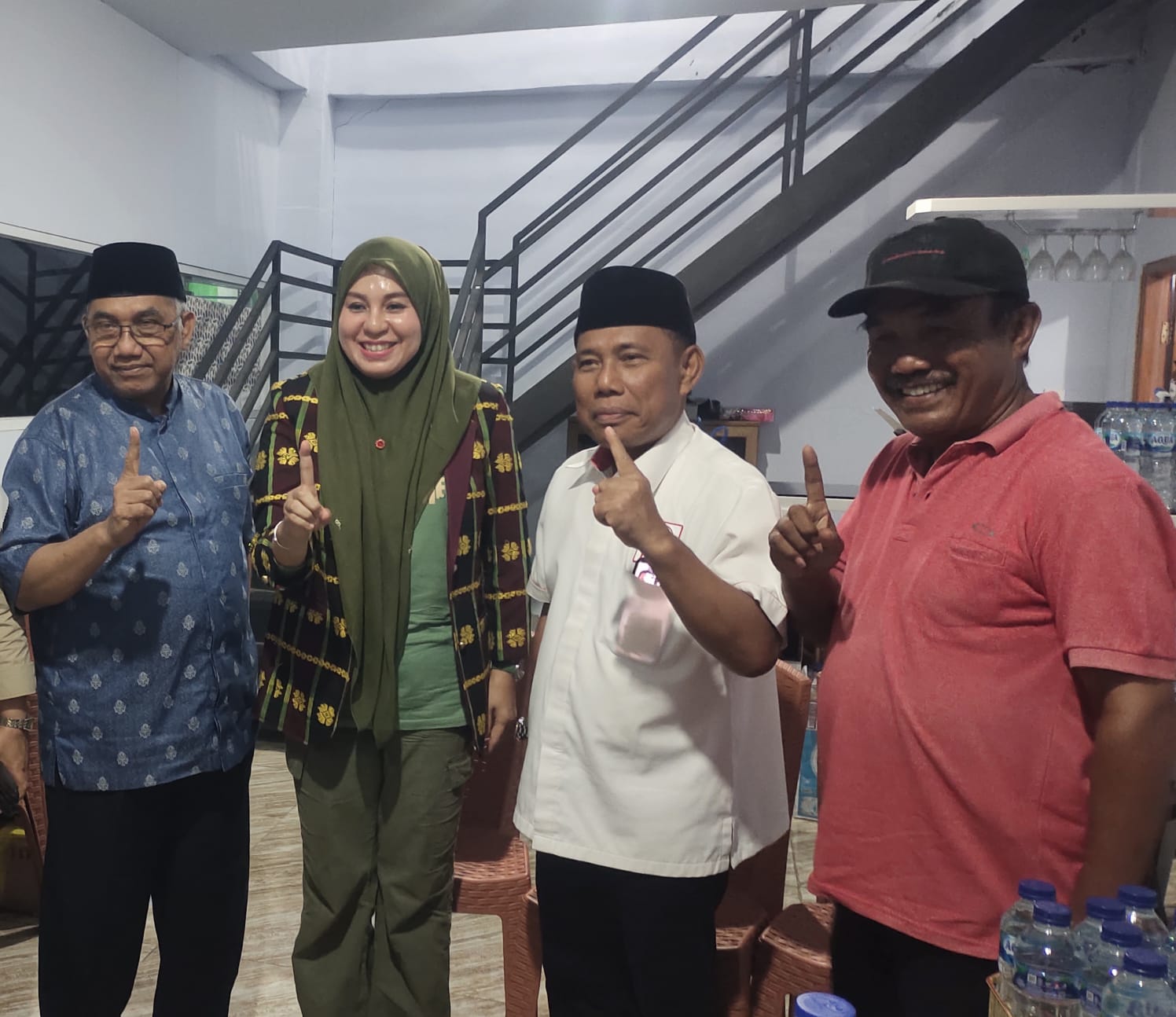 MENUJU KEMENANGAN: Cawagub NTB HW Musyafirin didampingi Ketua Tim Relawan Provinsi NTB TGH Mahally Fikri bersama Hj Mahdalena, ketua tim pemenangan Rohmi Firin Pulau Sumbawa. FARUK//LOMBOK POST
