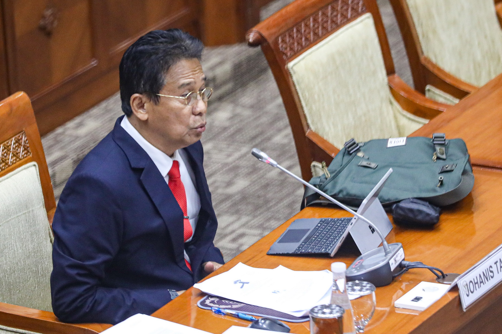 Calon Pimpinan (Capim) KPK Johanis Tanak mengikuti uji kelayakan dan kepatutan bersama Komisi III DPR di Kompleks Parlemen, Senayan, Jakarta, Selasa (19/11/2024). DPR menggelar uji kelayakan dan kepatutan terhadap 10 Capim KPK dan 10 calon Dewas KPK yang