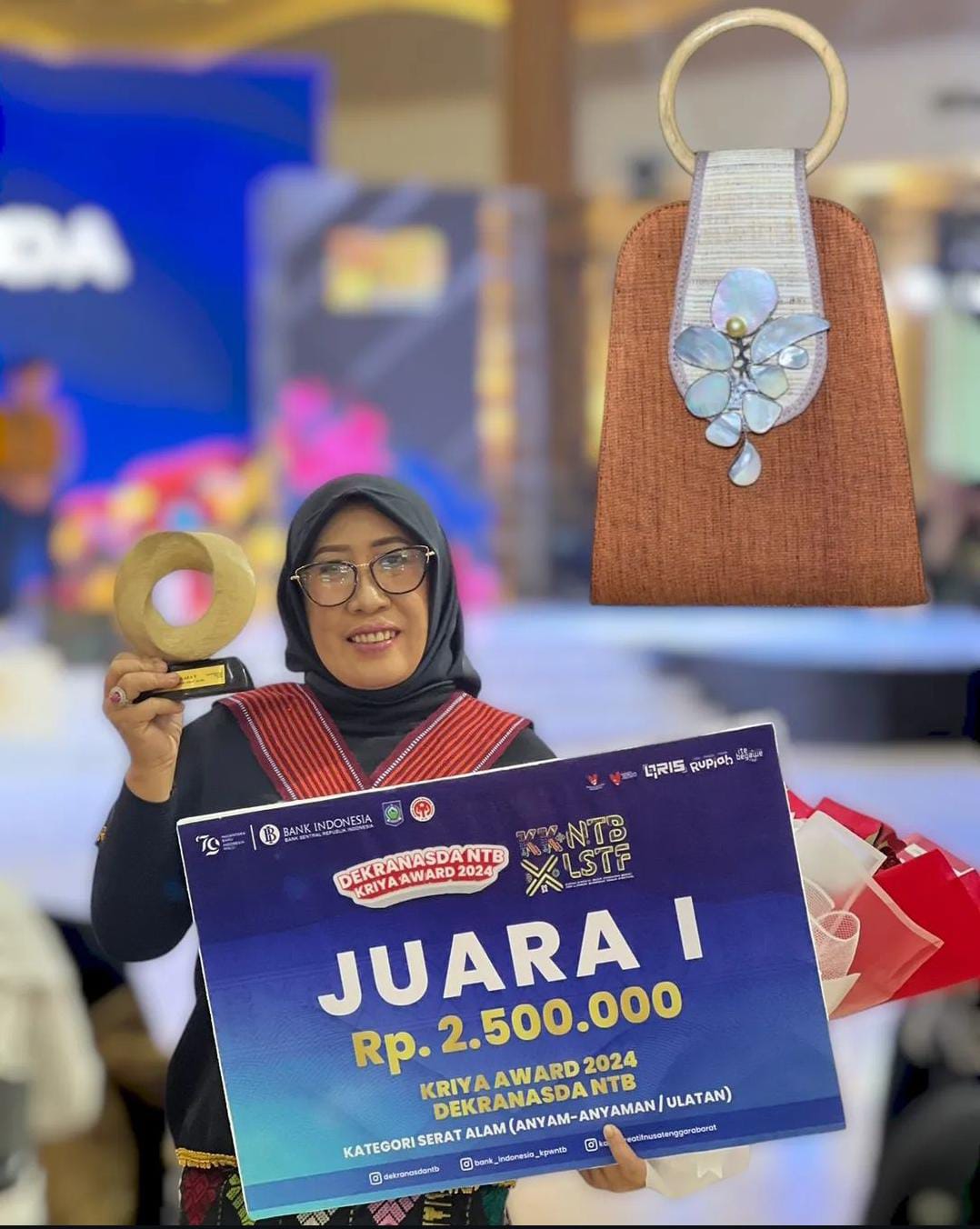 JUARA: Brand owner La Rose, Rosmini saat mendapat juara satu lomba Kriya Award 2024 Dekranasda NTB, di Lombok Epicentrum Mall, Agustus lalu. Rosmini for Lombok Post