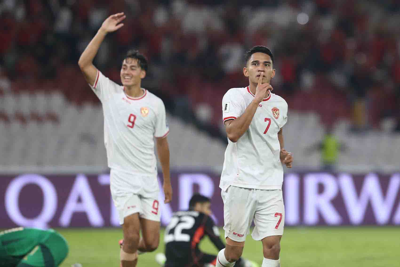 KEMENANGAN PERDANA: Pemain Timnas Indonesia merayakan gol yang dicetak Marselino Ferdinan dalam laga lawan Arab Saudi di GBK, Jakarta, Selasa malam (19/11). Bqay Ismoyo/AFP