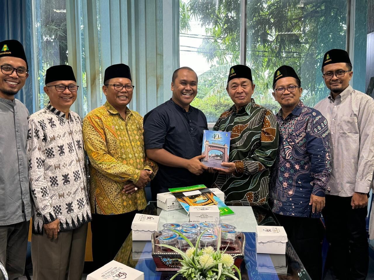 Ketua MPP Assalaam Perwaiklan NTB terpilih Alfian Yusni saat menerima SK Penetapan dan cinderamata dari Direktur PPMI Assalaam Kiyai H Uripto M Yunus.