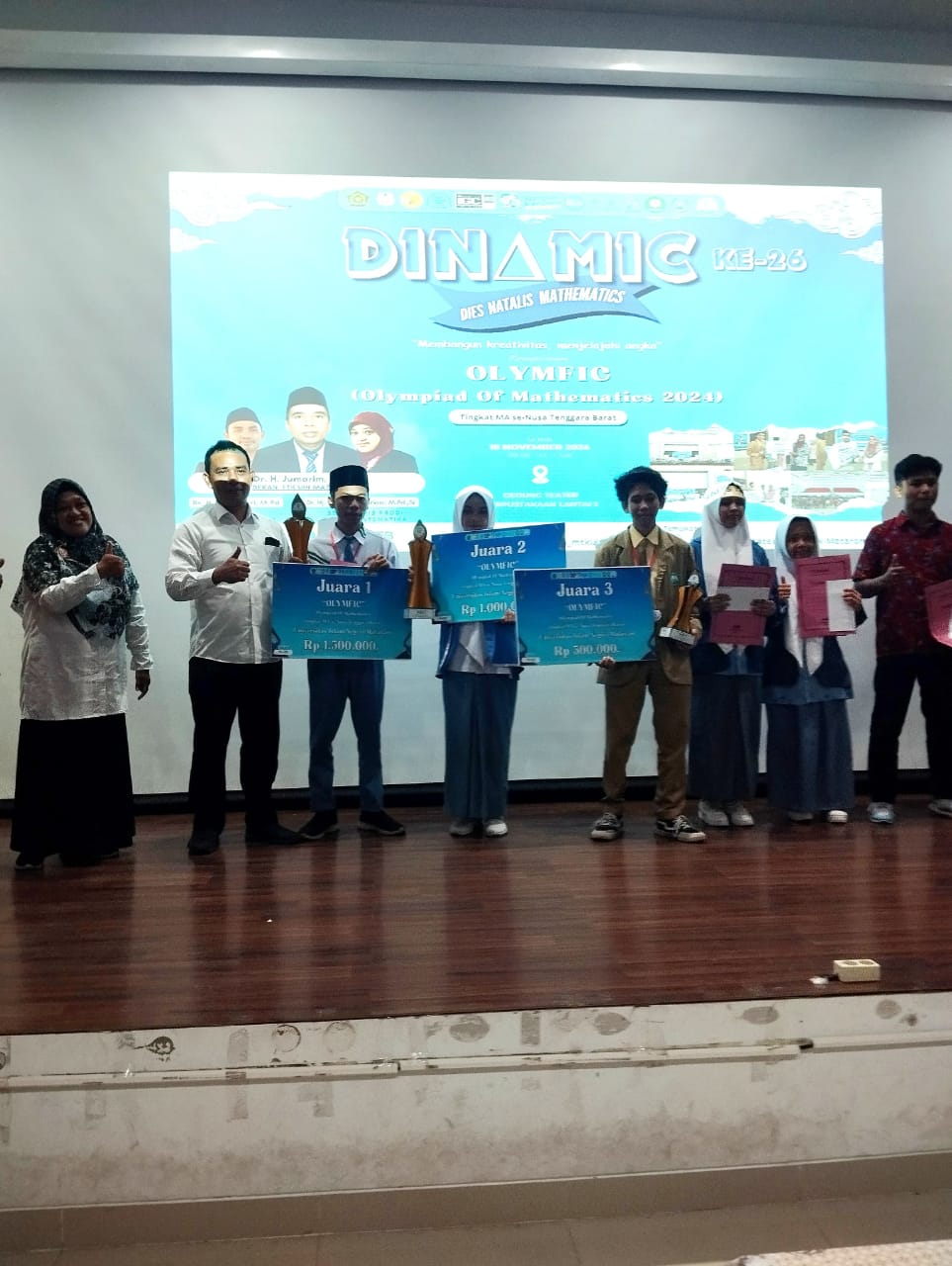 BERPRESTASI: Rosita Annurohma, siswa MAN Lobar (empat dari kiri) meraih juara II pada ajang Olimpiade of Mathematics 2024 di UIN Mataram, Senin (18/11) lalu.
