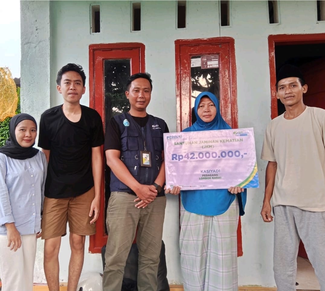 TERIMA SANTUNAN: Ahli waris peserta BPJamsostek dari Gunungsari menerima santunan JKM dari BPJS Ketenagakerjaan dan Agen Perisai di Gunungsari, beberapa hari lalu. BPJamsostek NTB For Lombok Post