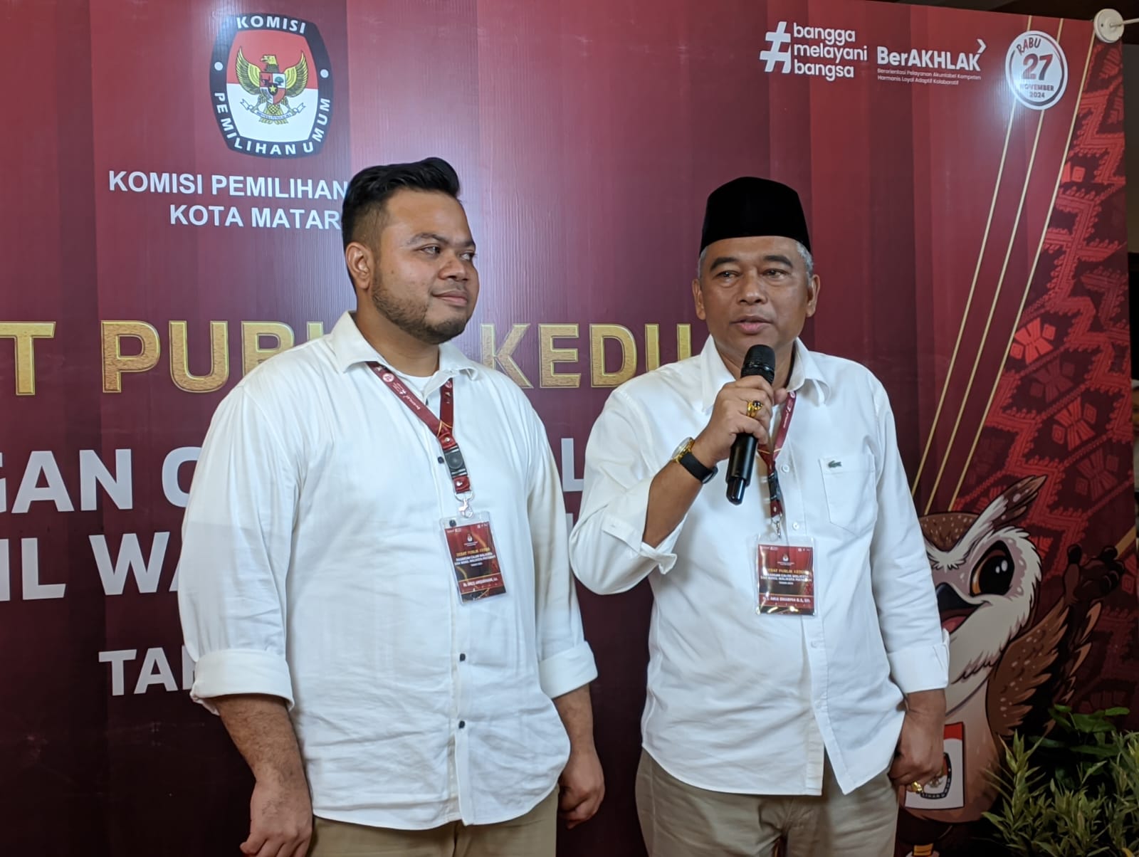 OPTIMIS: H Lalu Aria Dharma BS, SH-H Weis Arqurnain Lc, saat press conference usai debat Calon Wali Kota Mataram 2024, Senin malam (19/11). ZAD/LOMBOK POST