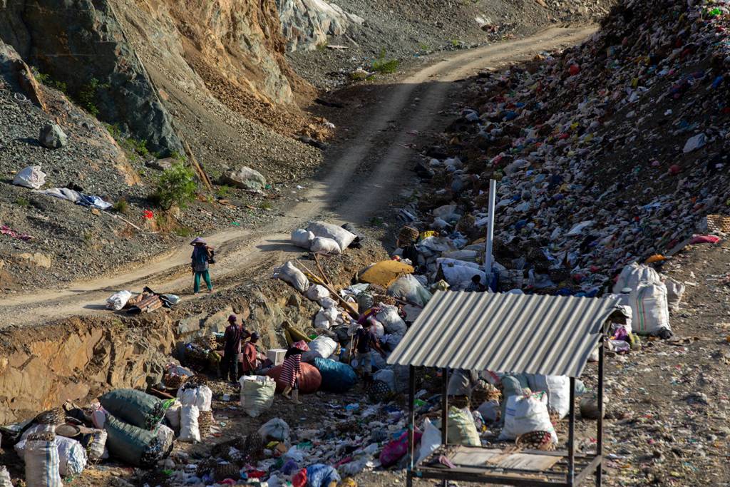 HARUS TETAP BEROPERASI: Sejumlah petugas membersihkan sampah di TPA Kebon Kongok, Lobar, beberapa waktu lalu. IVAN/LOMBOK POST
