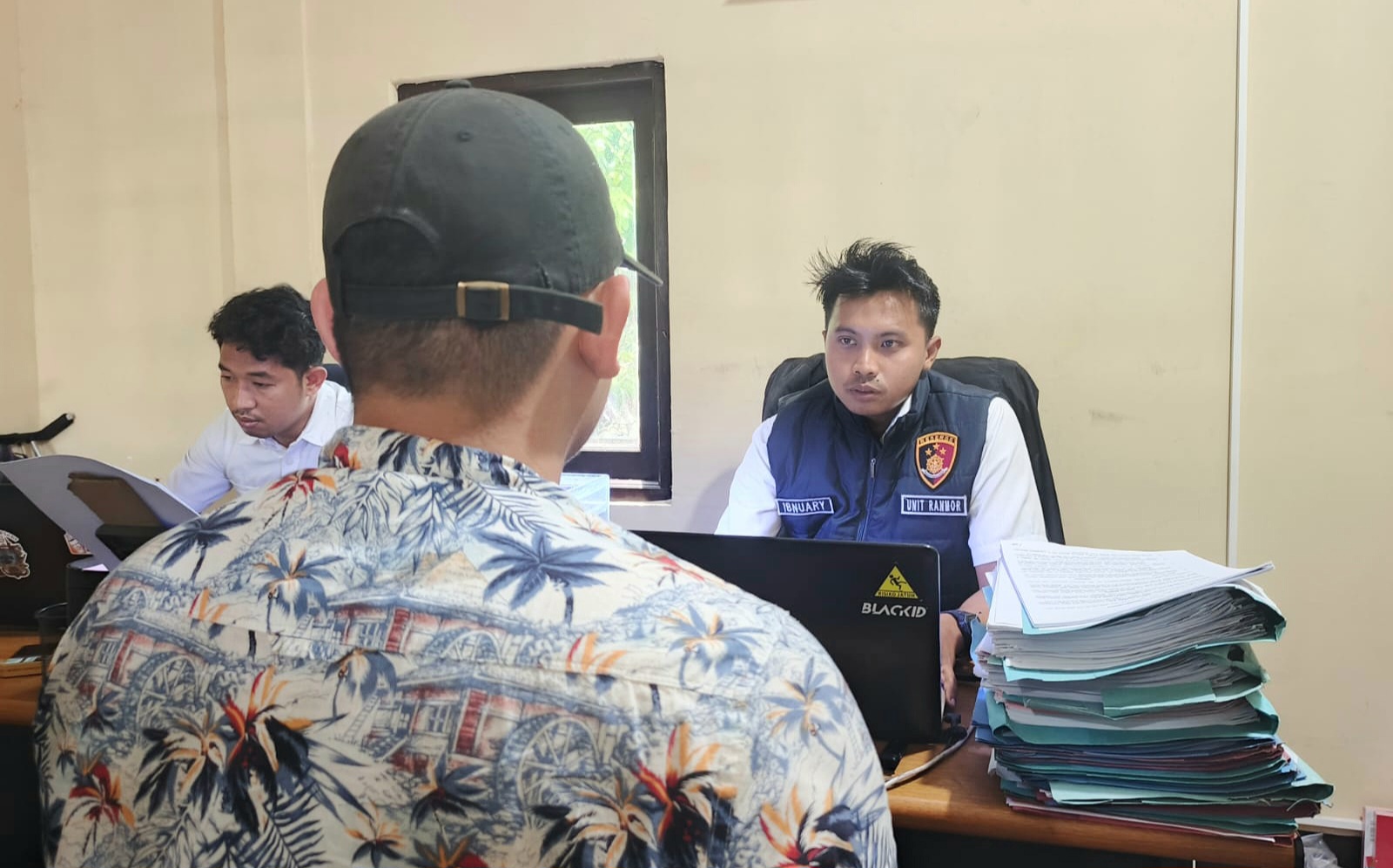 Pelaku MAW, warga Kelurahan Mataram Barat, Mataram, diperiksa penyidik Satreskrim Polresta Mataram karena menggadaikan motor mahasiswa yang tinggal di rumah kos miliknya.