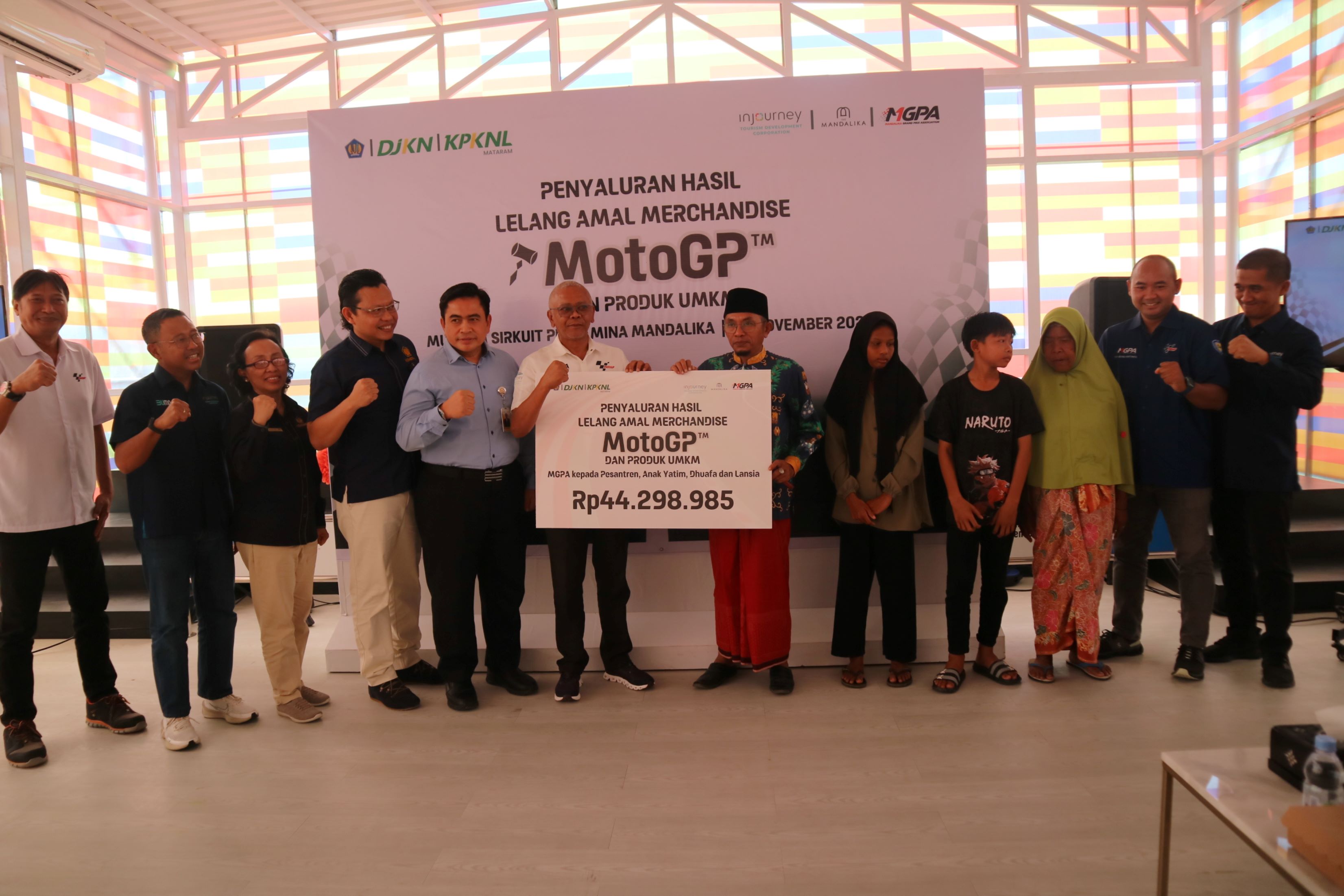 SEMOGA BERMANFAAT: Jajaran ITDC, MGPA dan KPKNL Mataram secara simbolis menyerahkan penyaluran hasil lelang amal merchandise MotoGP Mandalika 2024 ke pesantren, anak yatim, dhuafa. Dewi/Lombok Post