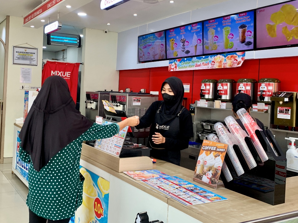 BEKERJA: Seorang karyawan sedang melayani pembeli di salah satu outlet FnB Mataram, Rabu (20/11).&nbsp;CHIA/LOMBOK POST&nbsp;