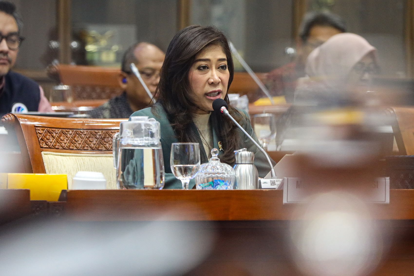 Menteri Komunikasi dan Digital Indonesia Meutya Hafid mengikuti rapat kerja dengan Komisi I DPR di Kompleks Parlemen, Senayan, Jakarta, Selasa (5/11/2024). Rapat tersebut membahas mengenai rencana program 100 hari kerja, kesiapan pilkada serentak, serta i