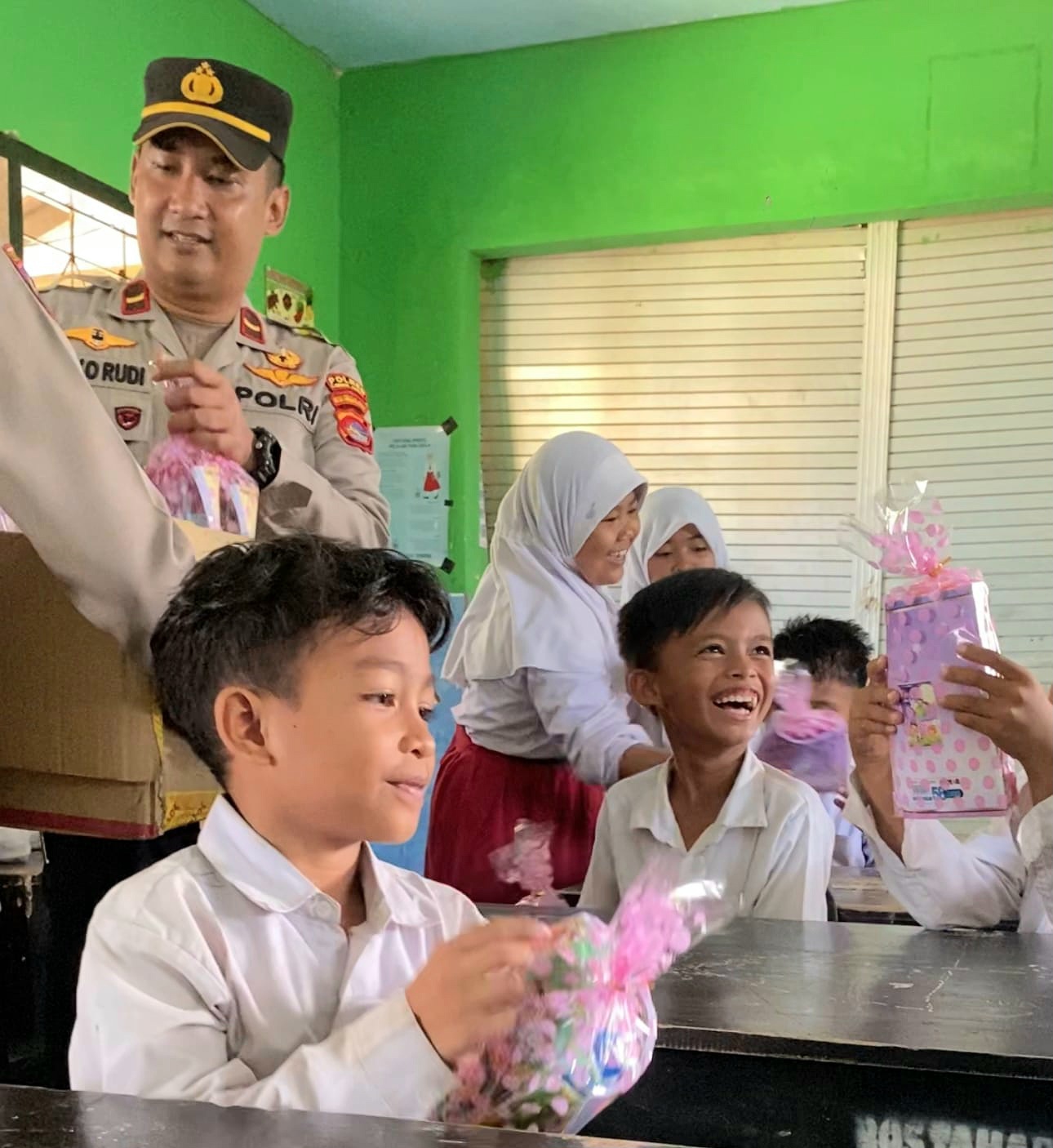 Kapolsek Lembar Ipda Joko Rudiantoro saat membagikan alat tulis bagi murid SDN 3 Labuan Tereng.