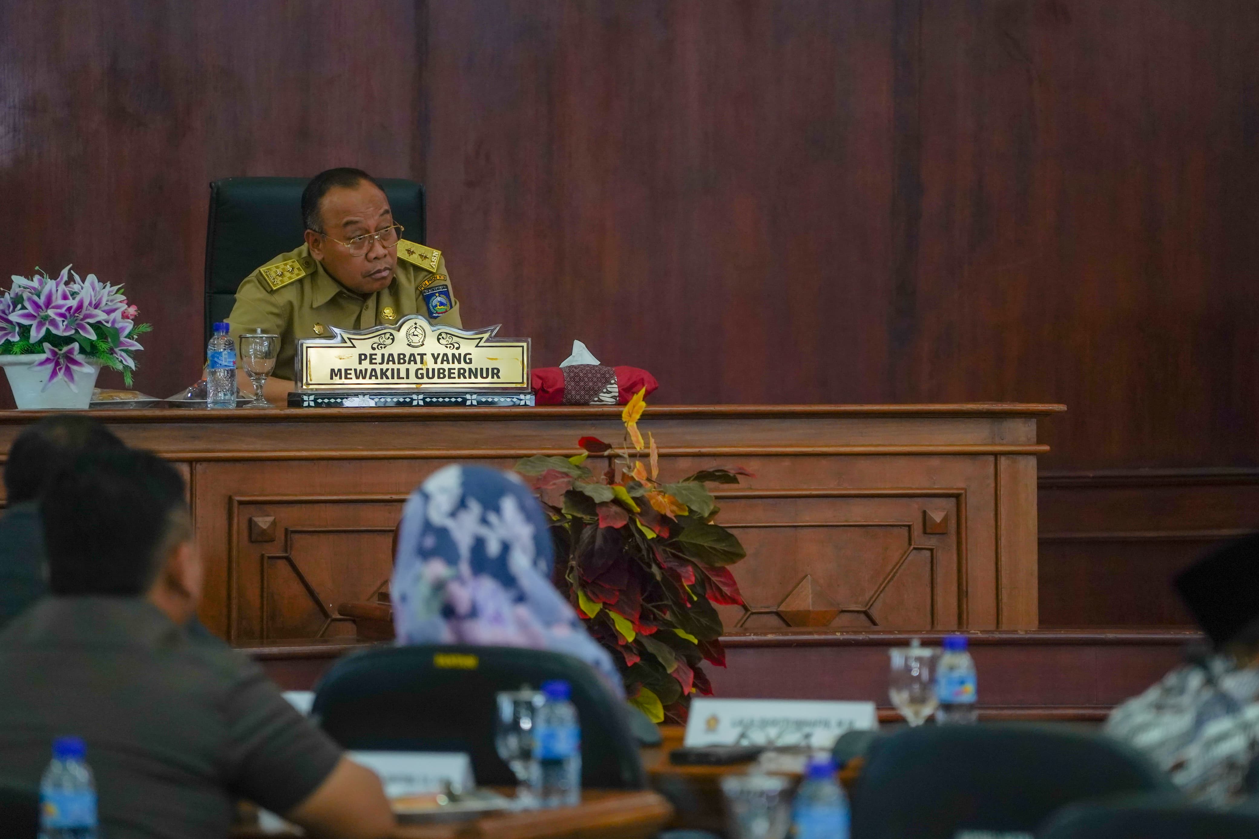 BAHAS BERSAMA: Sekda NTB Lalu Gita Ariadi saat hadir di sidang paripurna DPRD NTB, dengan agenda membahas tentang usulan raperda inisiatif legislatif. BIRO ADPIM SETDA NTB FOR LOMBOK POST