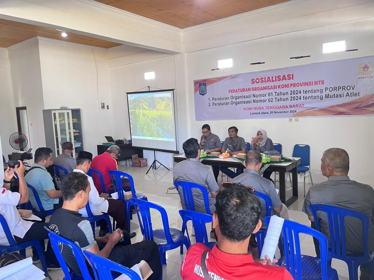 ATURAN BARU: Wakil Ketua KONI NTB Husnanidiaty Nurdin beserta jajaran saat menggelar sosialisasi peraturan organisasi di Lombok Utara, Rabu (20/11). PUJO/LOMBOK POST