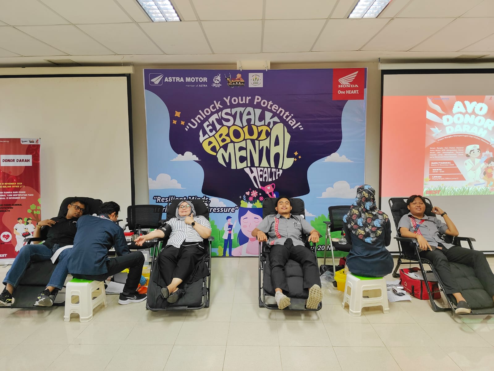 Tim Astra Honda NTB melakukan CSR dengan donor darah di Main Dealer Honda, Dasan Cermen, Mataram, Kamis (21/11). Honda For Lombok Post