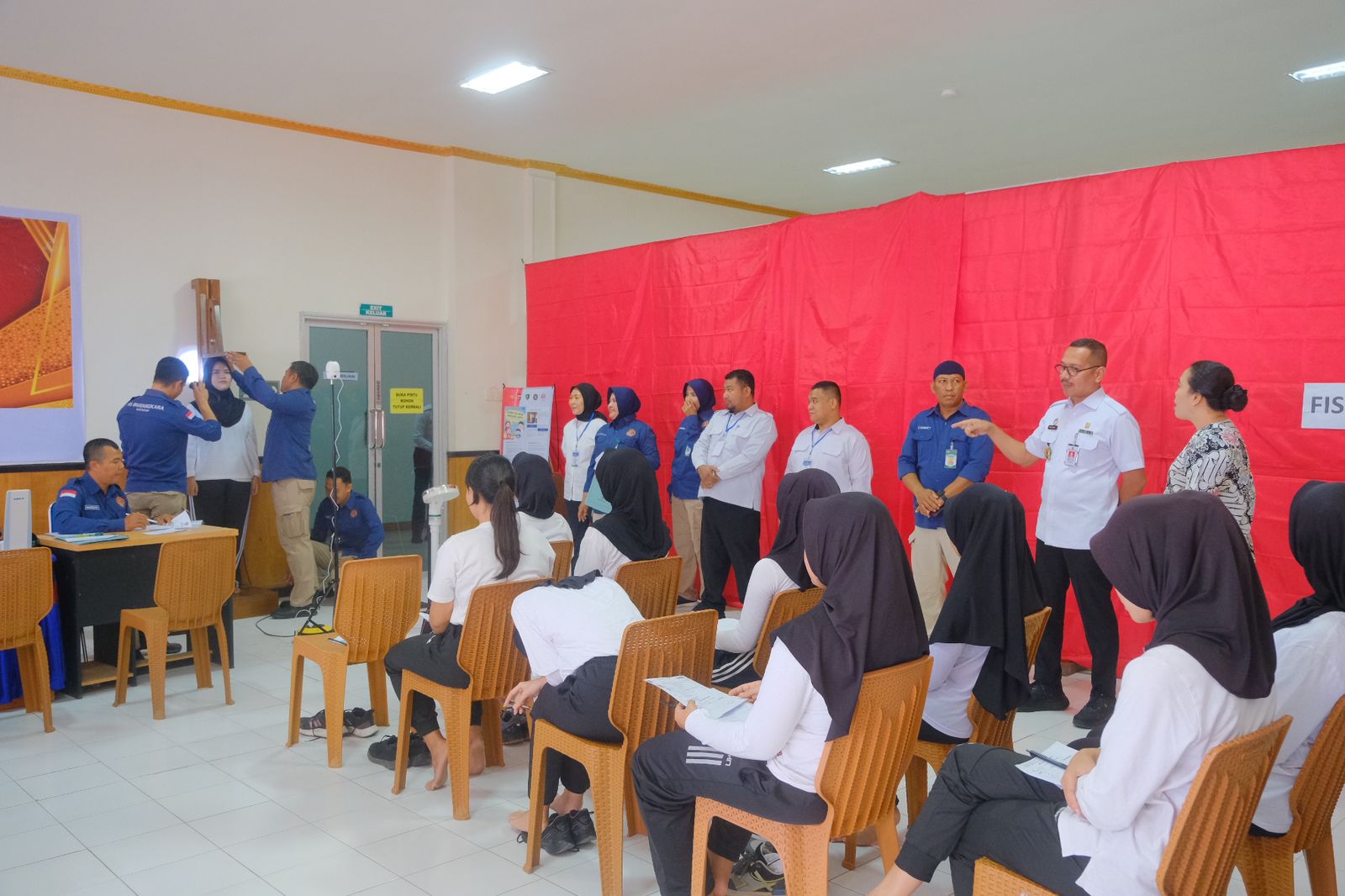 CEK KESEHATAN: Sebanyak 144 peserta seleksi CPNS Kemenkumham mengikuti pemeriksaan kesehatan di RS Bhayangkara Mataram, Rabu (20/11).