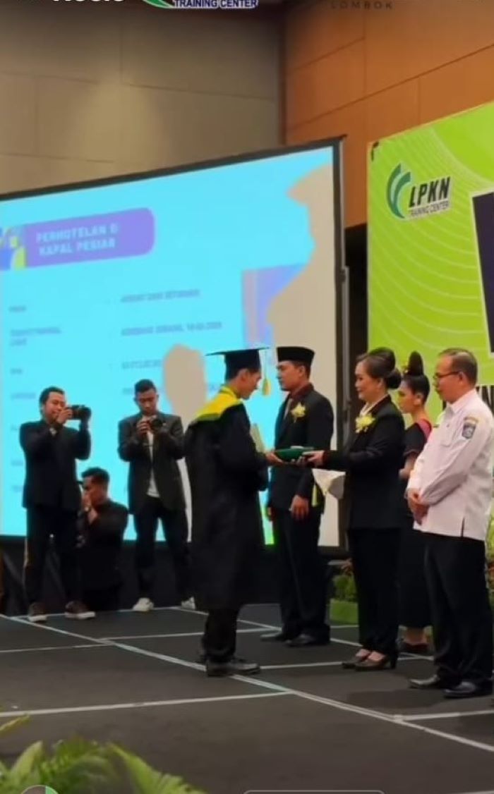 SELAMAT YA: Direktur LPKN Training Center Naktika Sari Dewi didampingi Kepala Disnakertrans NTB I Gede Putu Aryadi mewisuda mahasiswa LPKN Training Center di Hotel Prime Park, Rabu (20/11) lalu.