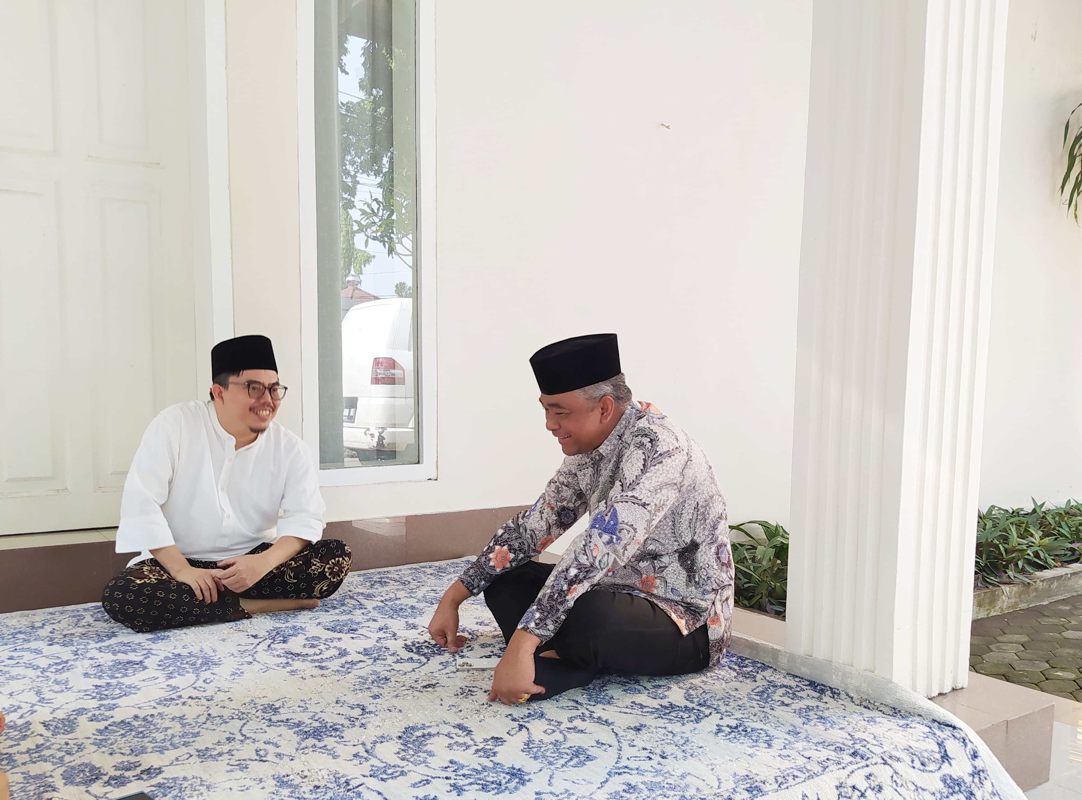 HANGAT: Suasana pertemuan antara Calon Wali Kota Mataram H Lalu Aria Dharma dengan Ketua PBNW TGKH Lalu Gede Muhammad Zainuddin Atsani, Kamis (21/11).